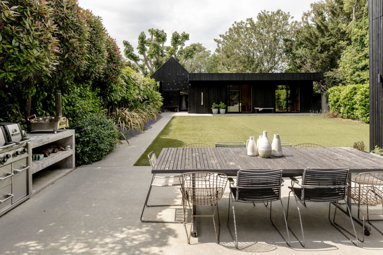 maison en bois noir aux lignes géométriques