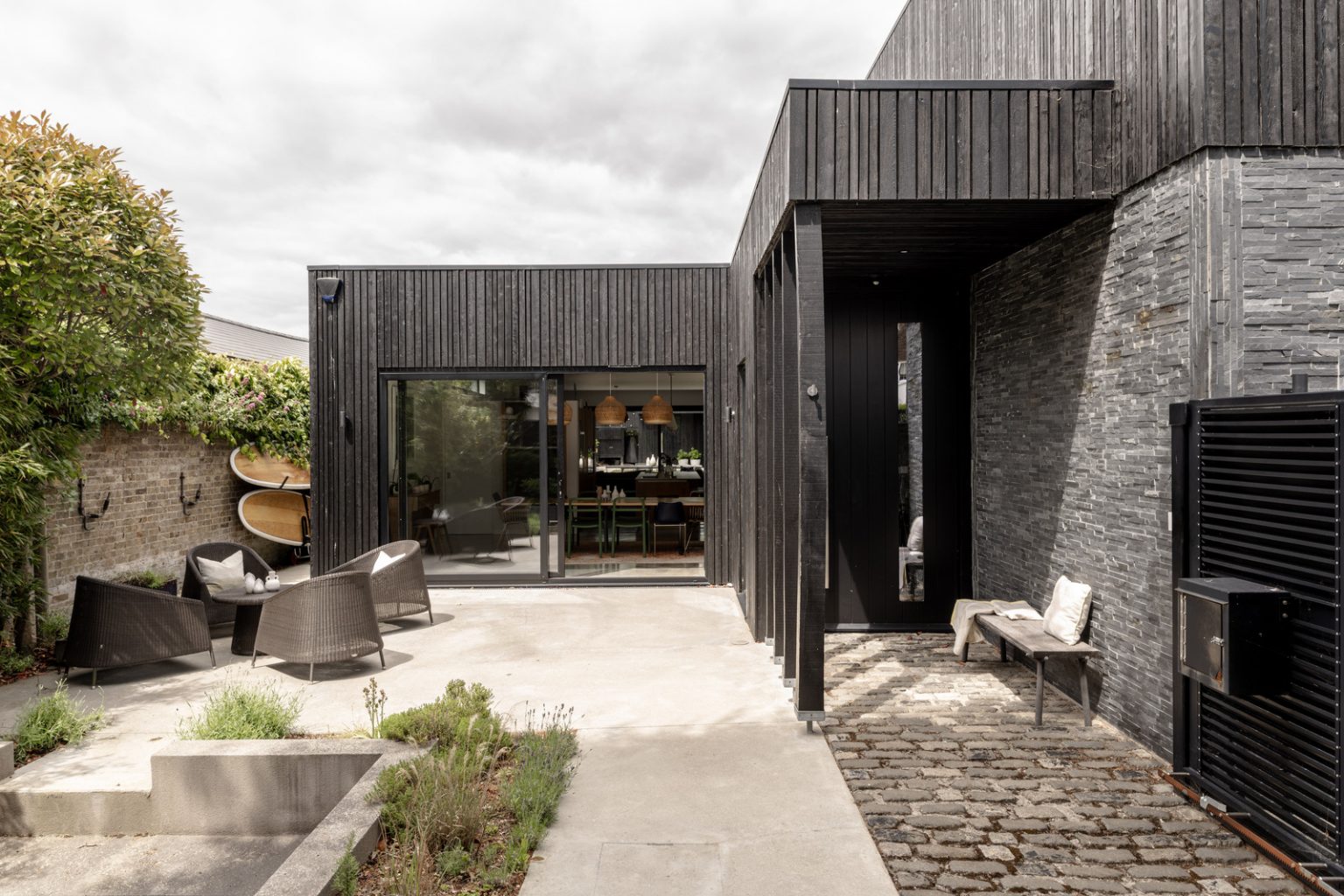 maison en bois noir aux lignes géométriques