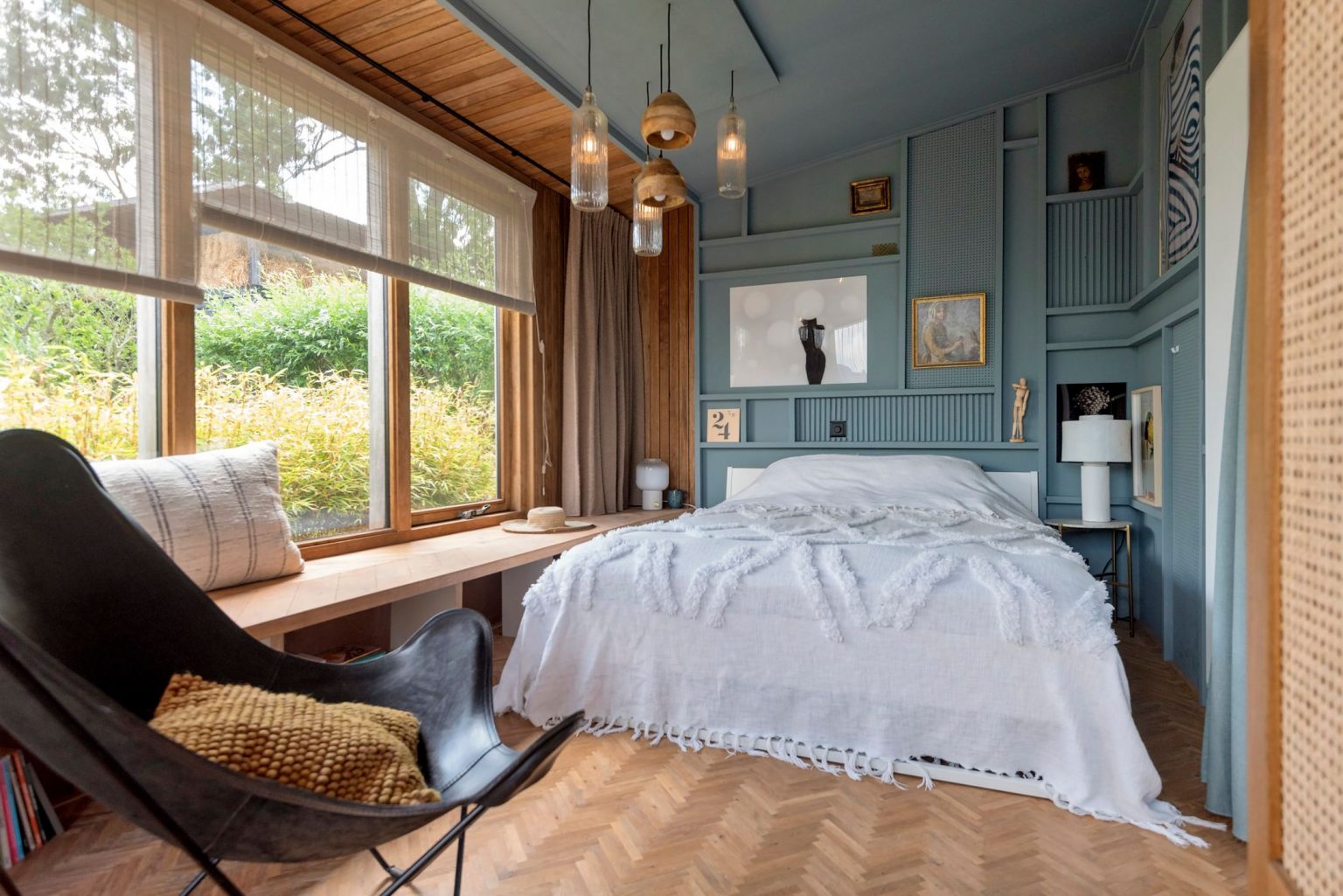 chambre décoration moderne murs bleus et bois