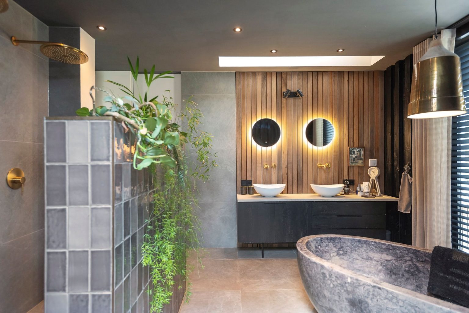 salle de bain moderne gris et bois