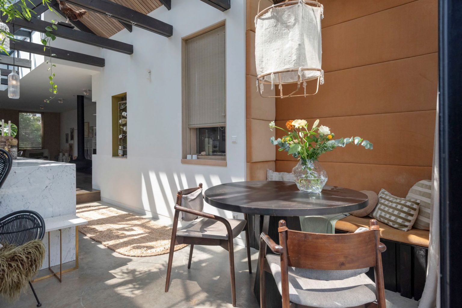 salle à manger et cuisine ouverte maison contemporaine