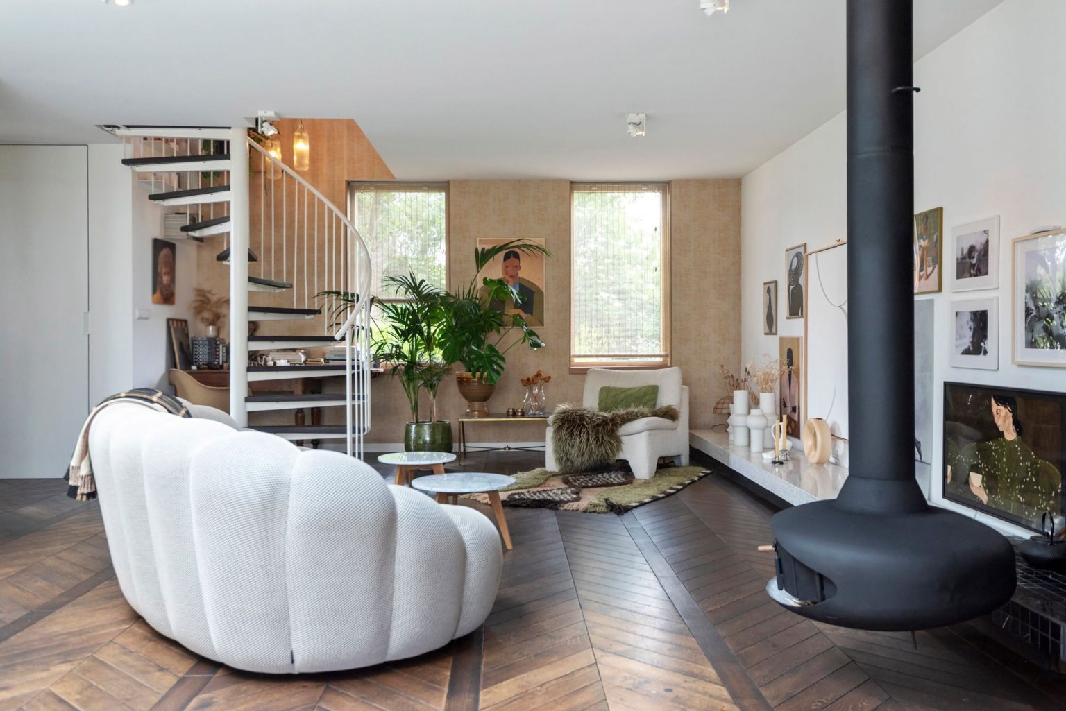 salon avec escalier décoration design canapé Bubble Roche Bobois cheminée suspendue