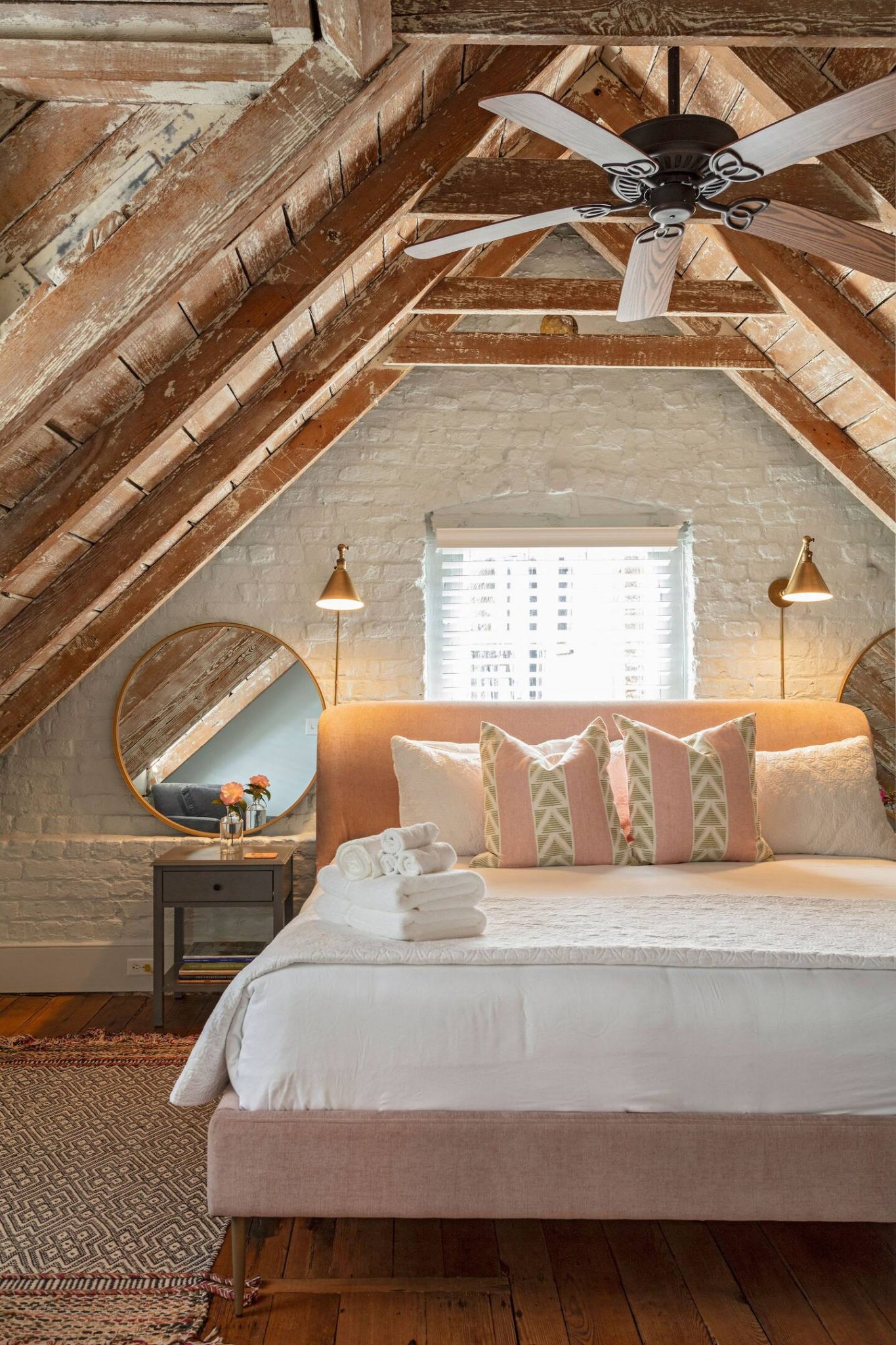 chambre mansardée mur brique blanche