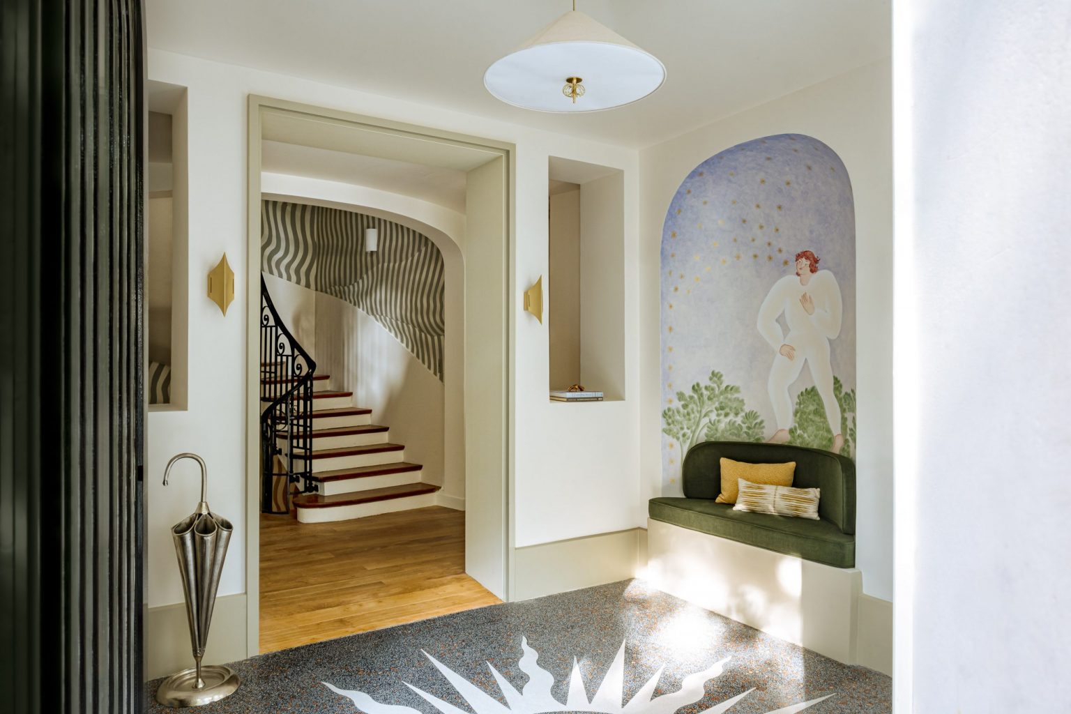 entrée avec fresque maison Montmartre Iconic House