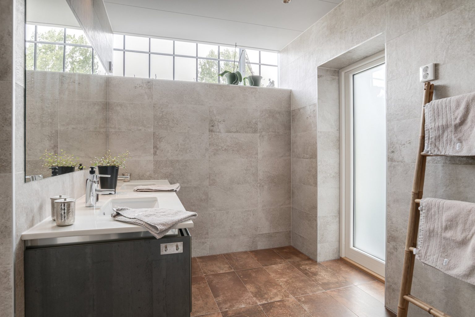 salle de bain décoration grise et scandinave