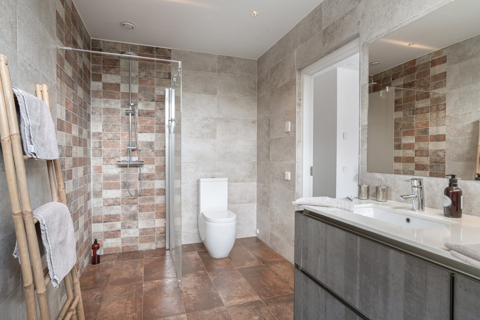 salle de bain décoration grise et scandinave