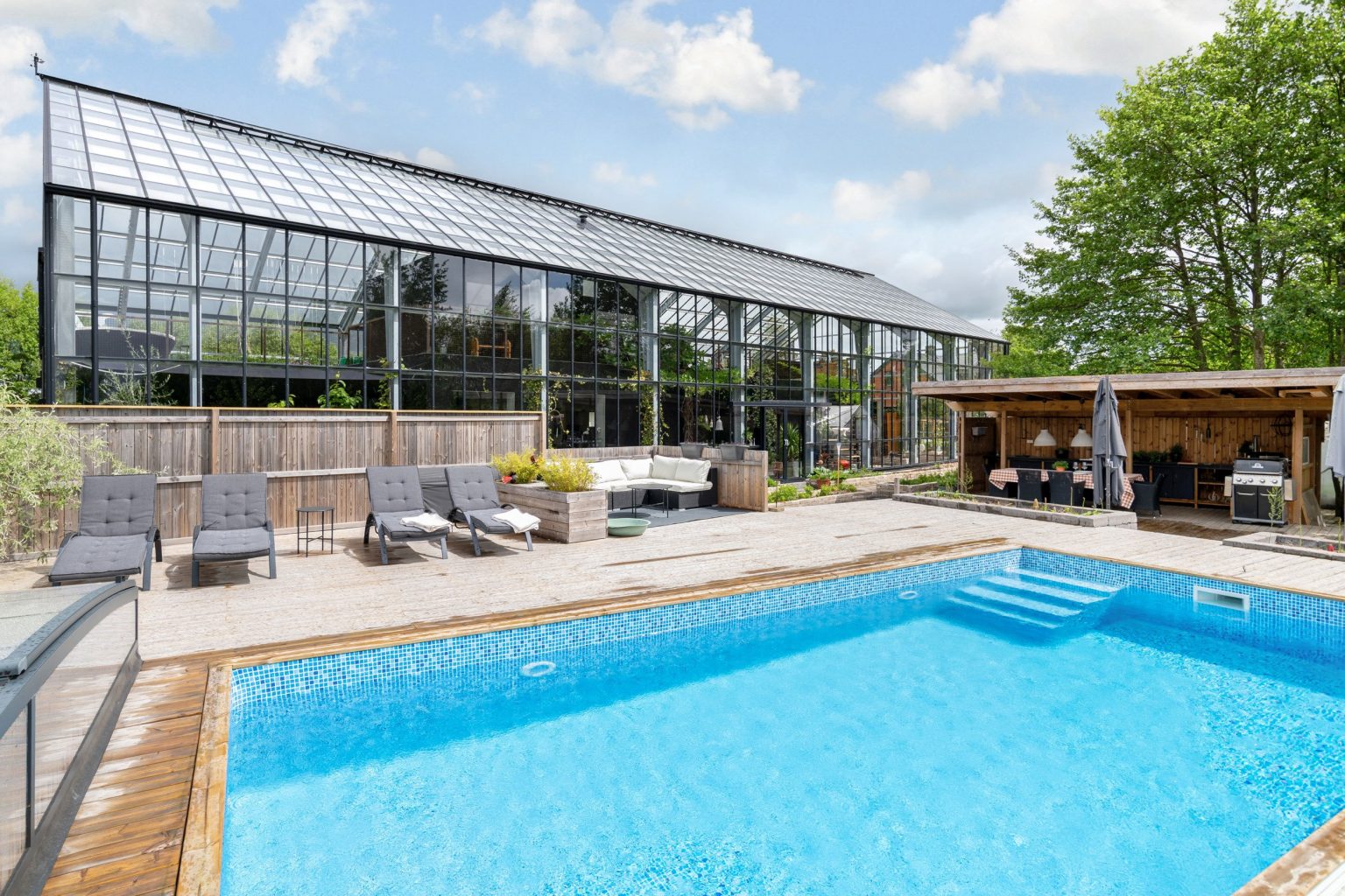 maison de verre façon serre avec piscine