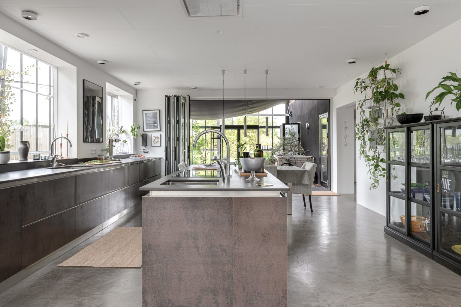 cuisine avec îlot décoration grise et scandinave