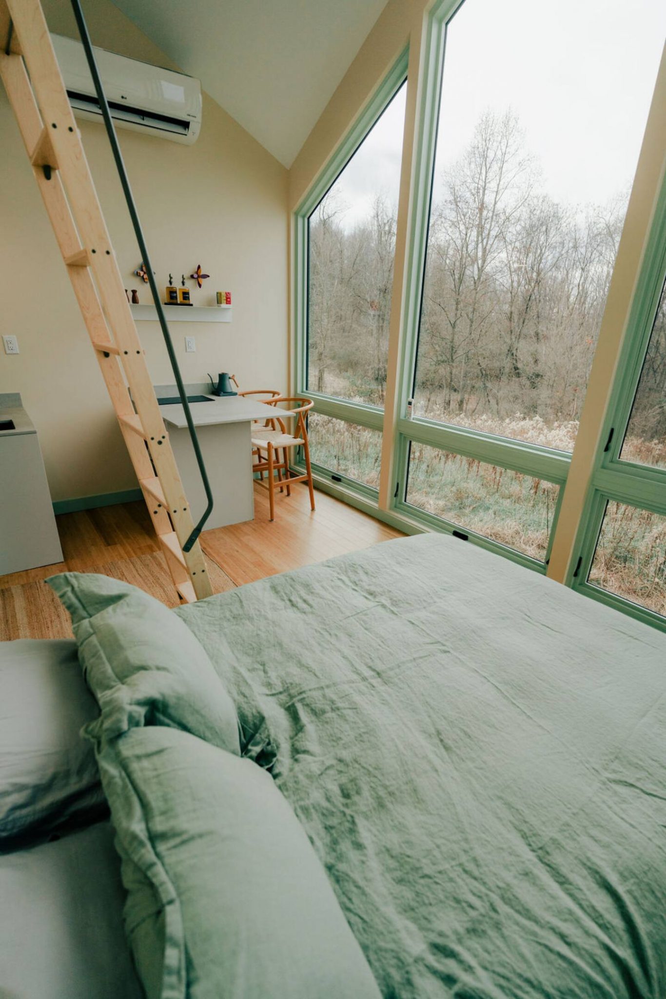 chambre et cuisine petite maison contemporaine avec un pignon vitré