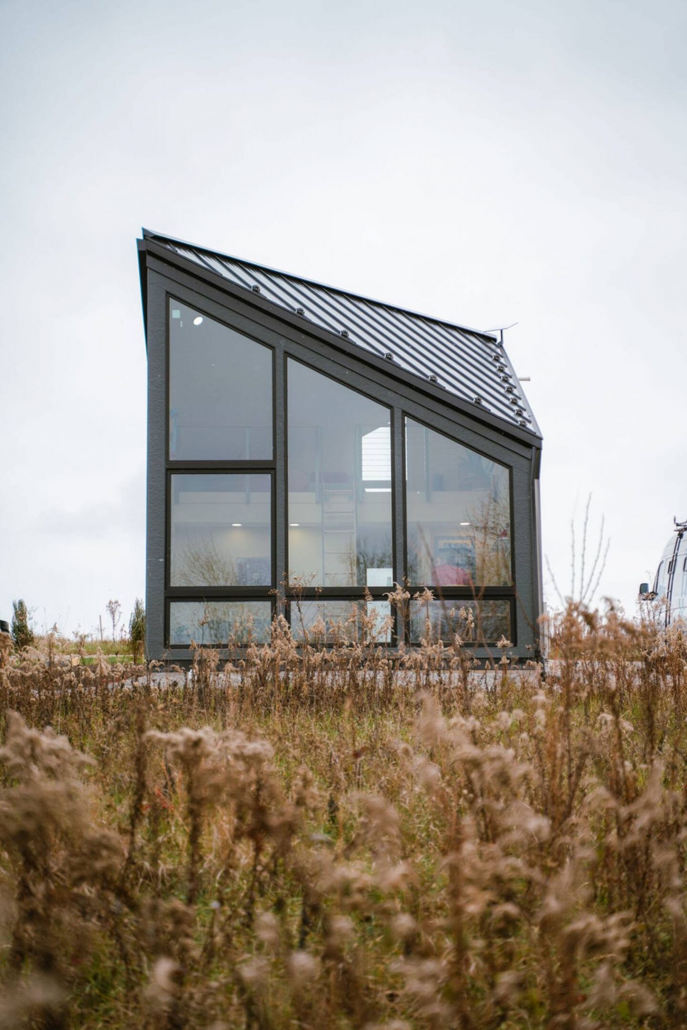 petite maison contemporaine avec un pignon vitré