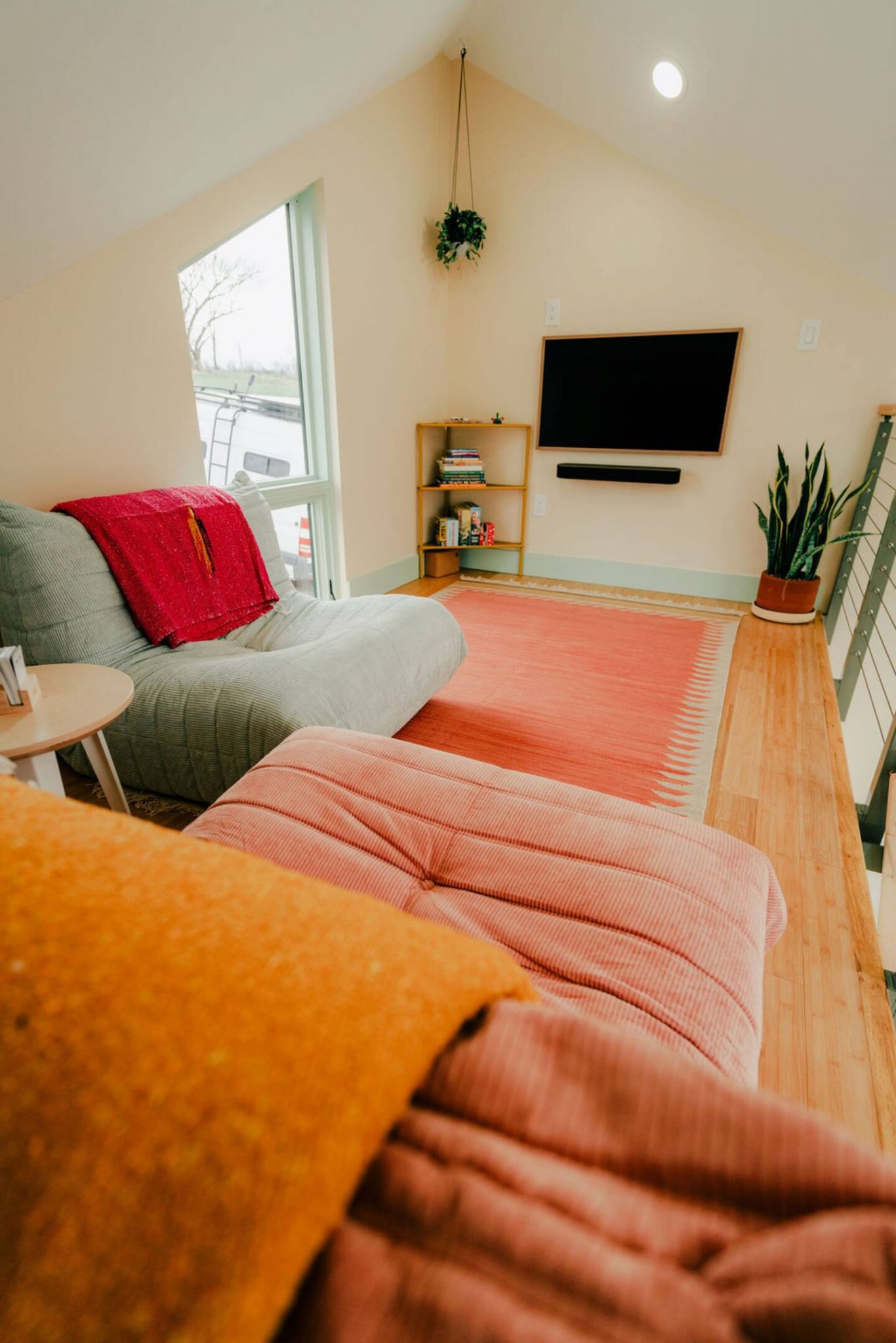 salon sur mezzanine petite maison contemporaine avec un pignon vitré