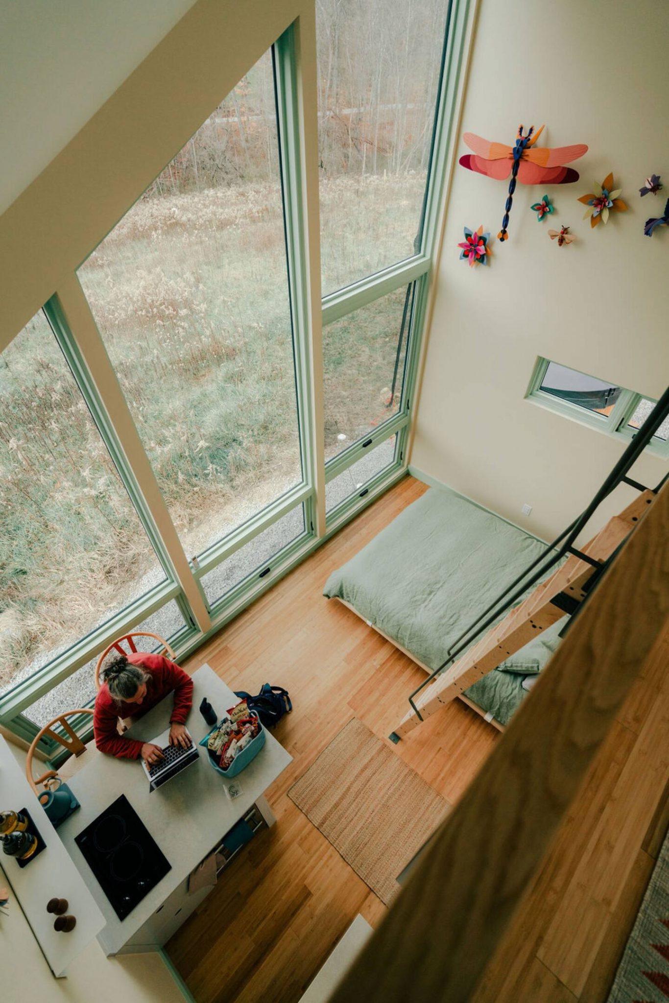 chambre et cuisine petite maison contemporaine avec un pignon vitré