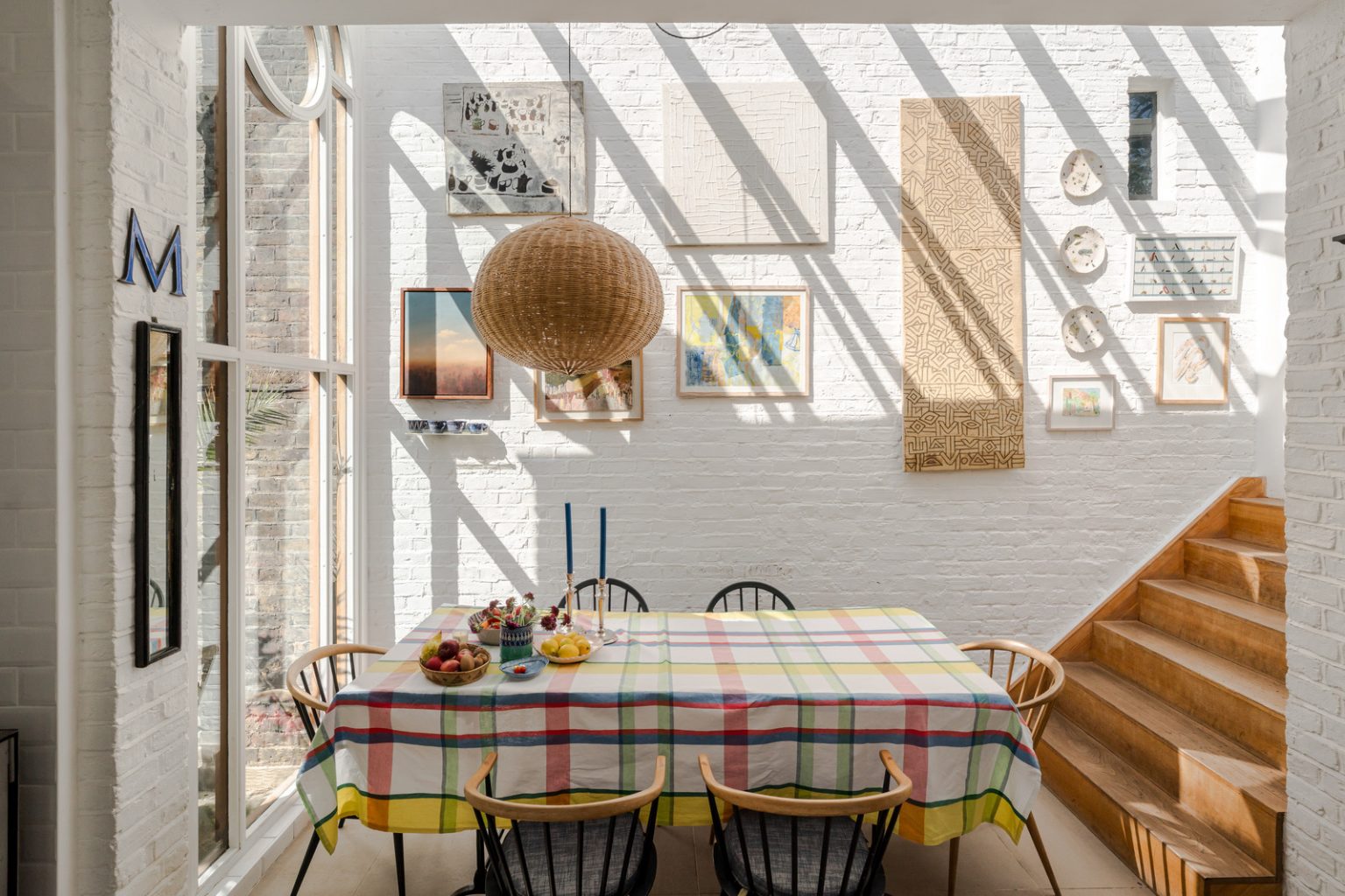 espace repase dans cuisine dans extension vitrée décoration classique chic et anglaise