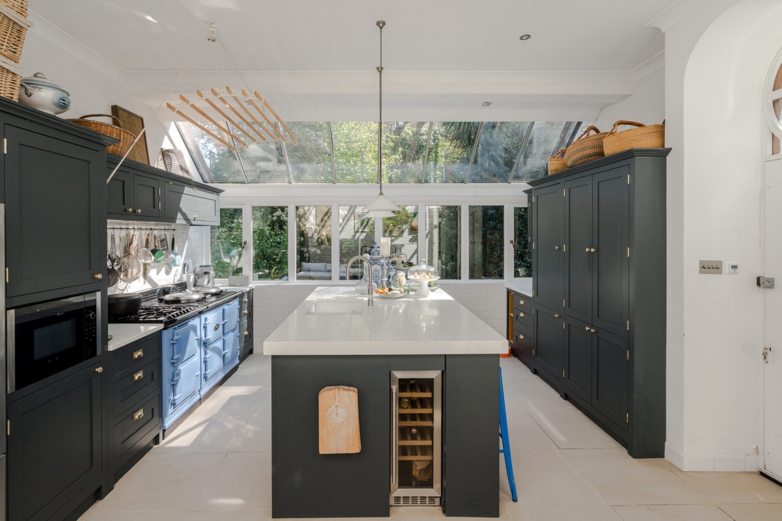 cuisine dans extension vitrée décoration classique chic et anglaise