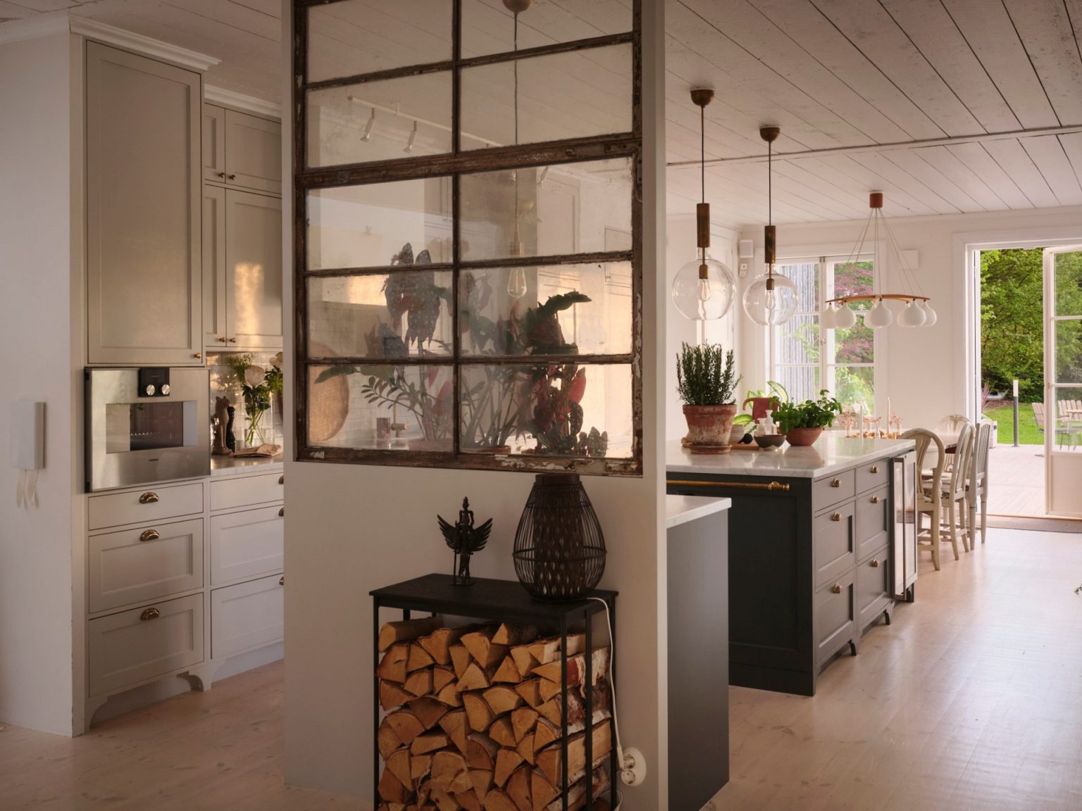 cuisine blanche style campagne maison ancienne rénovée au bord de l'eau Nacka Suède