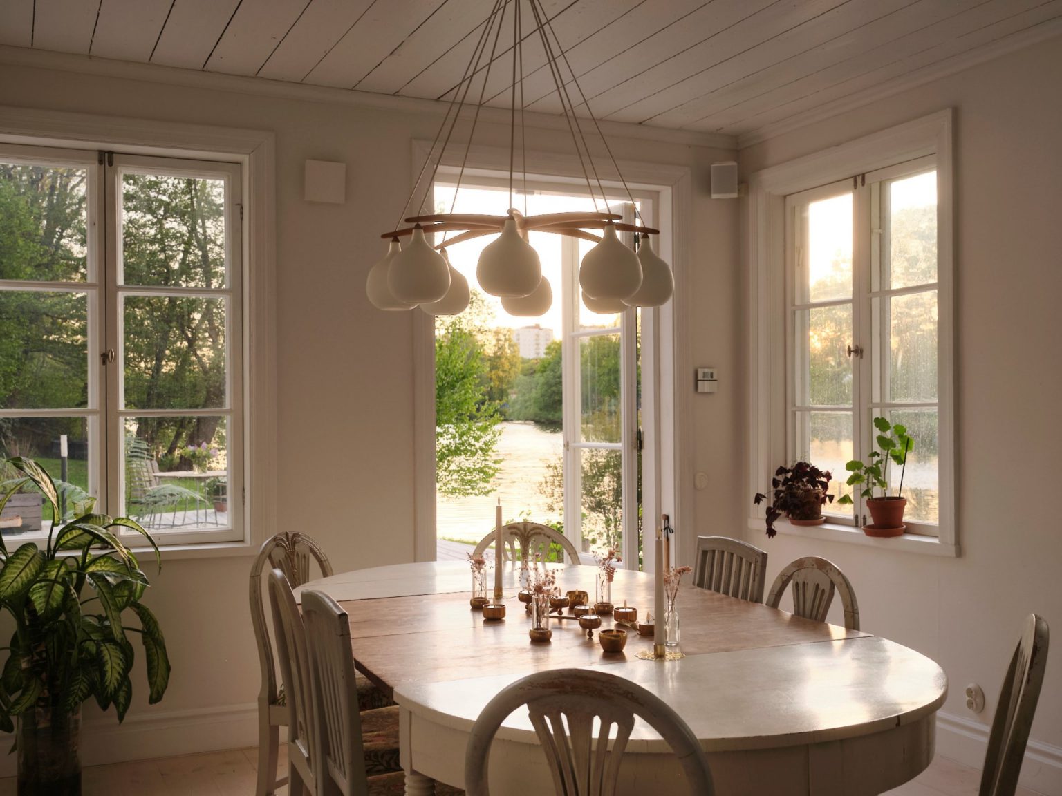 salle à manger style campagne maison ancienne rénovée au bord de l'eau Nacka Suède