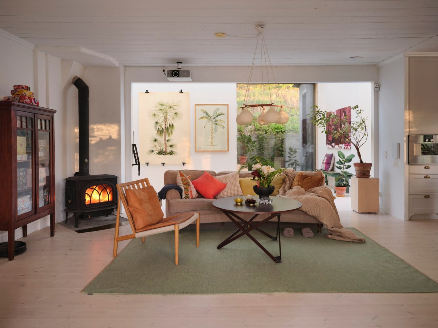salon avec poêle maison ancienne rénovée au bord de l'eau Nacka Suède