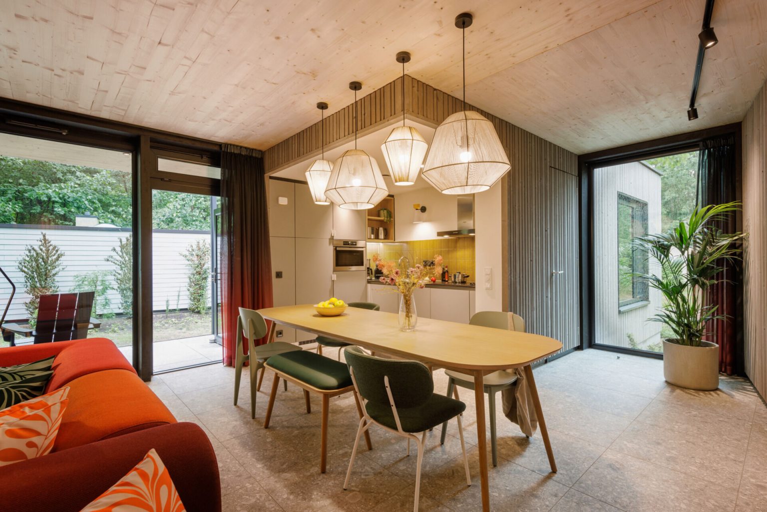 salle à manger et cuisine décoration contemporaine maison architecte Center Parcs