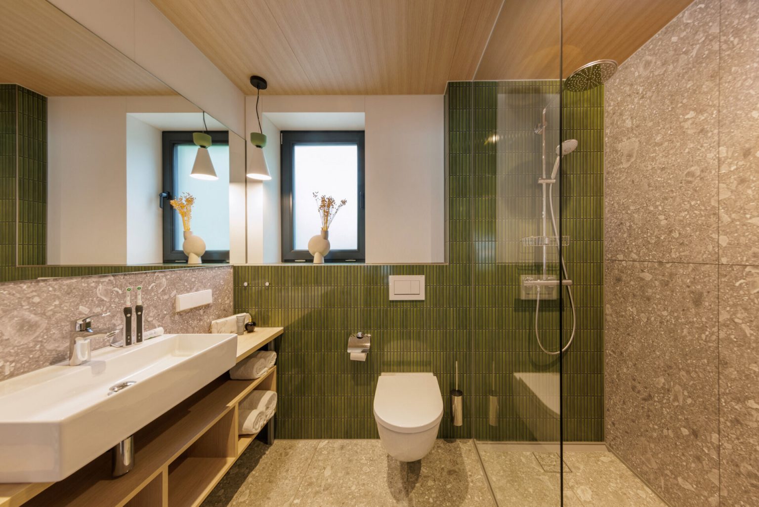 salle de bain bois et carrelage vert maison architecte Center Parcs