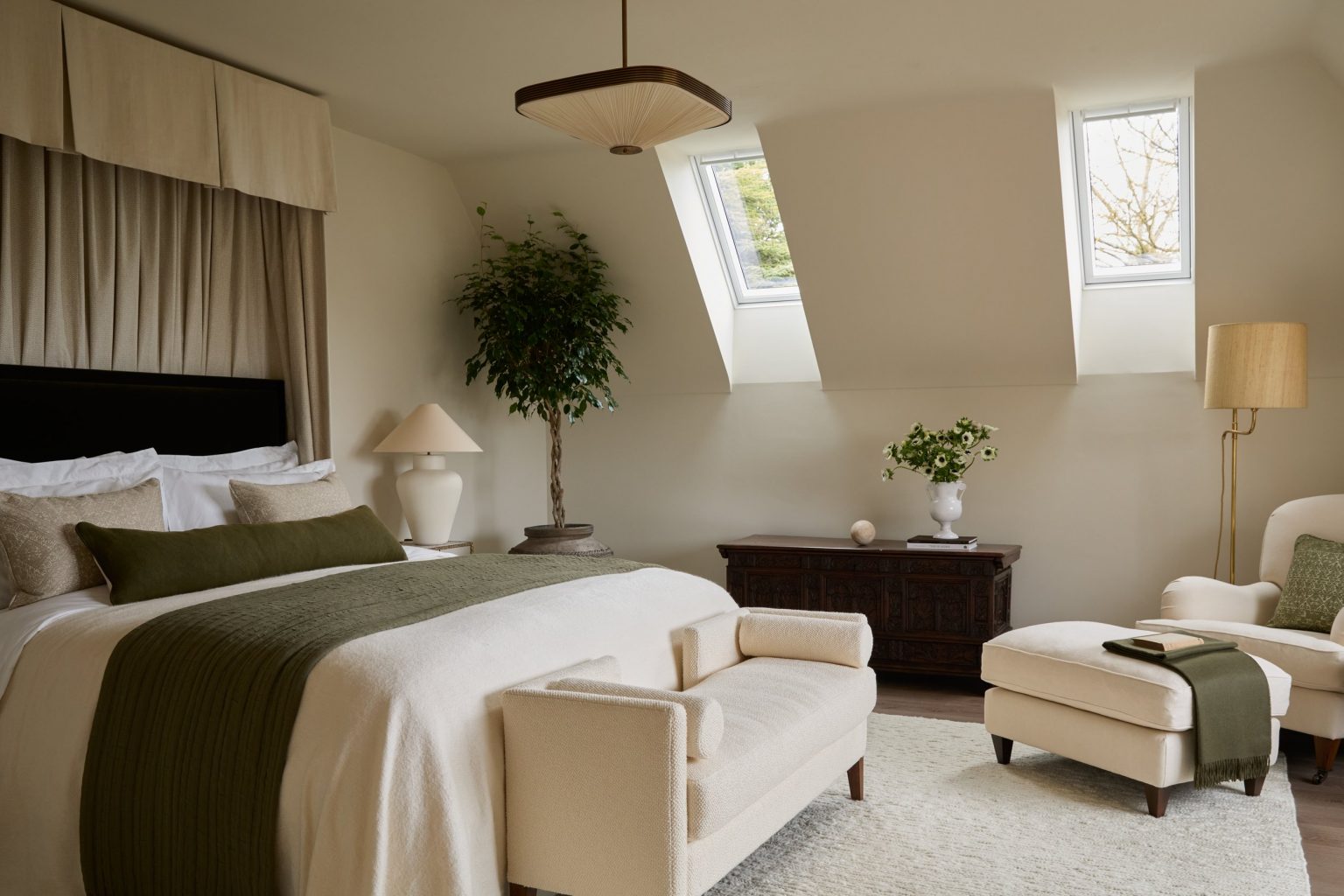 chambre mansardée décoration contemporaine classique et naturelle
