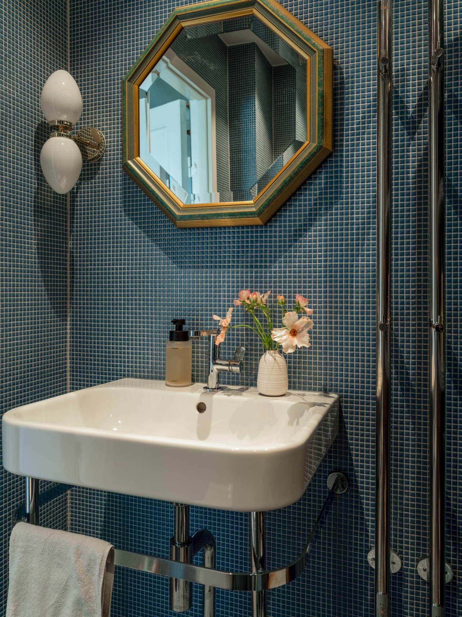 salle de bain mosaïque bleu style rétro