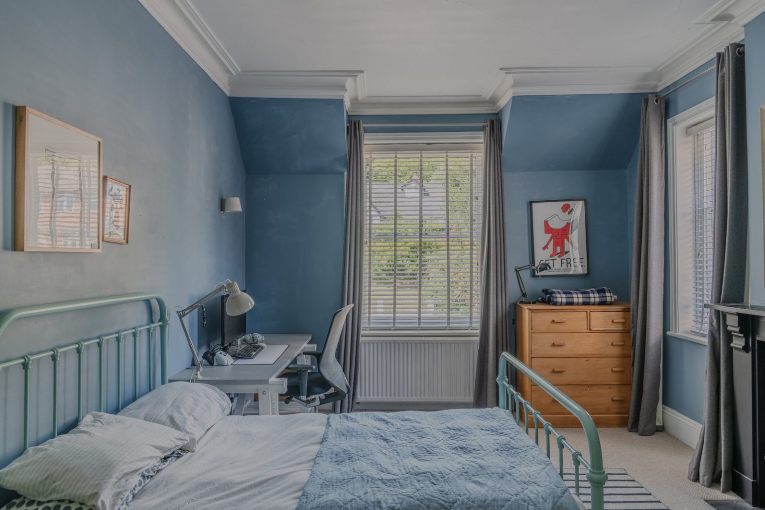 chambre style rustique anglais murs bleus