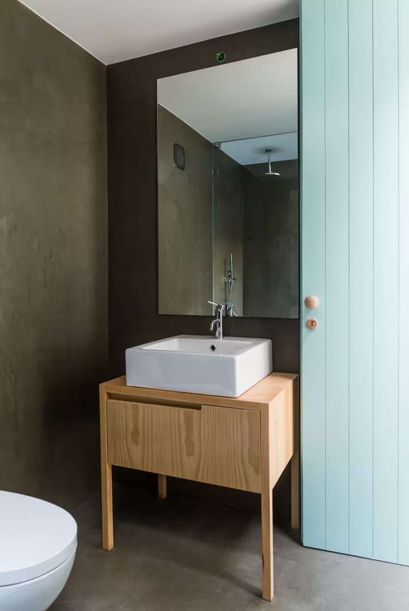 salle de bain bleue décoration minimaliste et naturelle