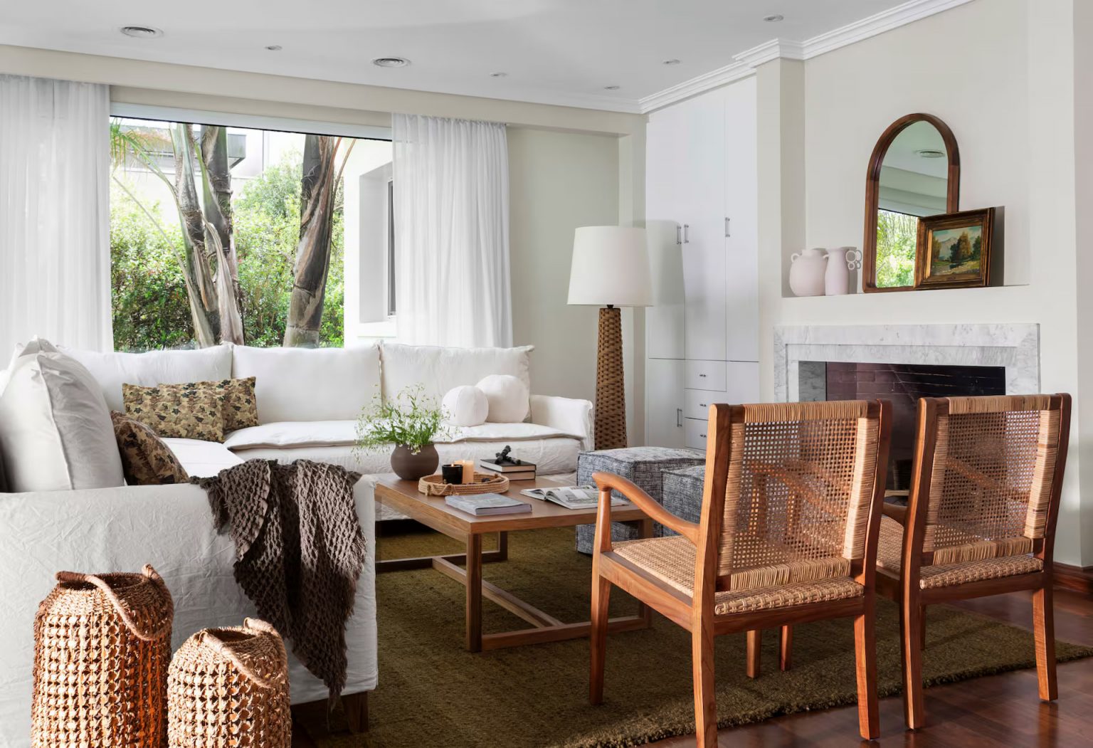 salon avec cheminée maison rénovée décoration naturelle