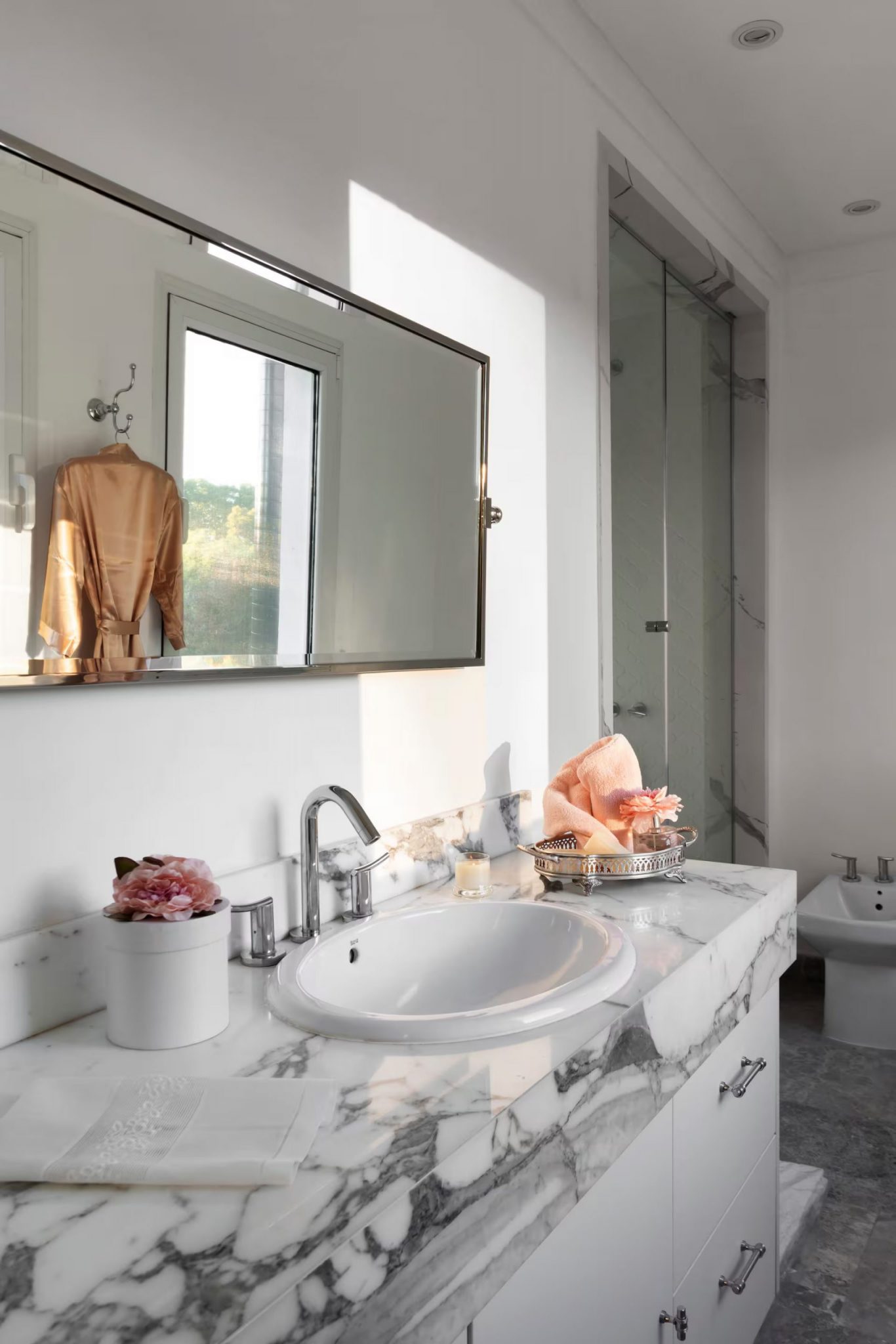 salle de bain blanche et marbre