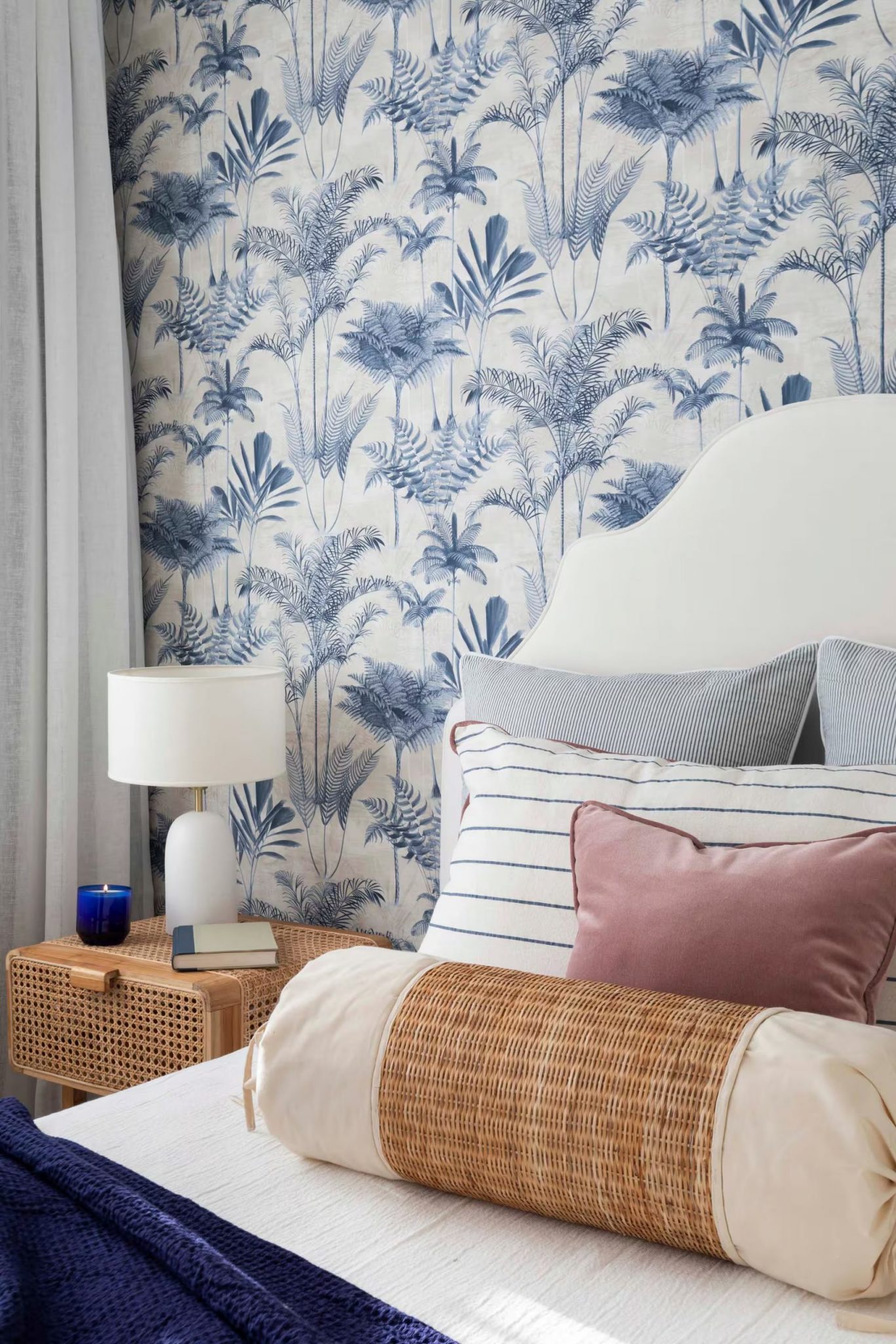 chambre décoration contemporaine avec papier-peint bleu et blanc