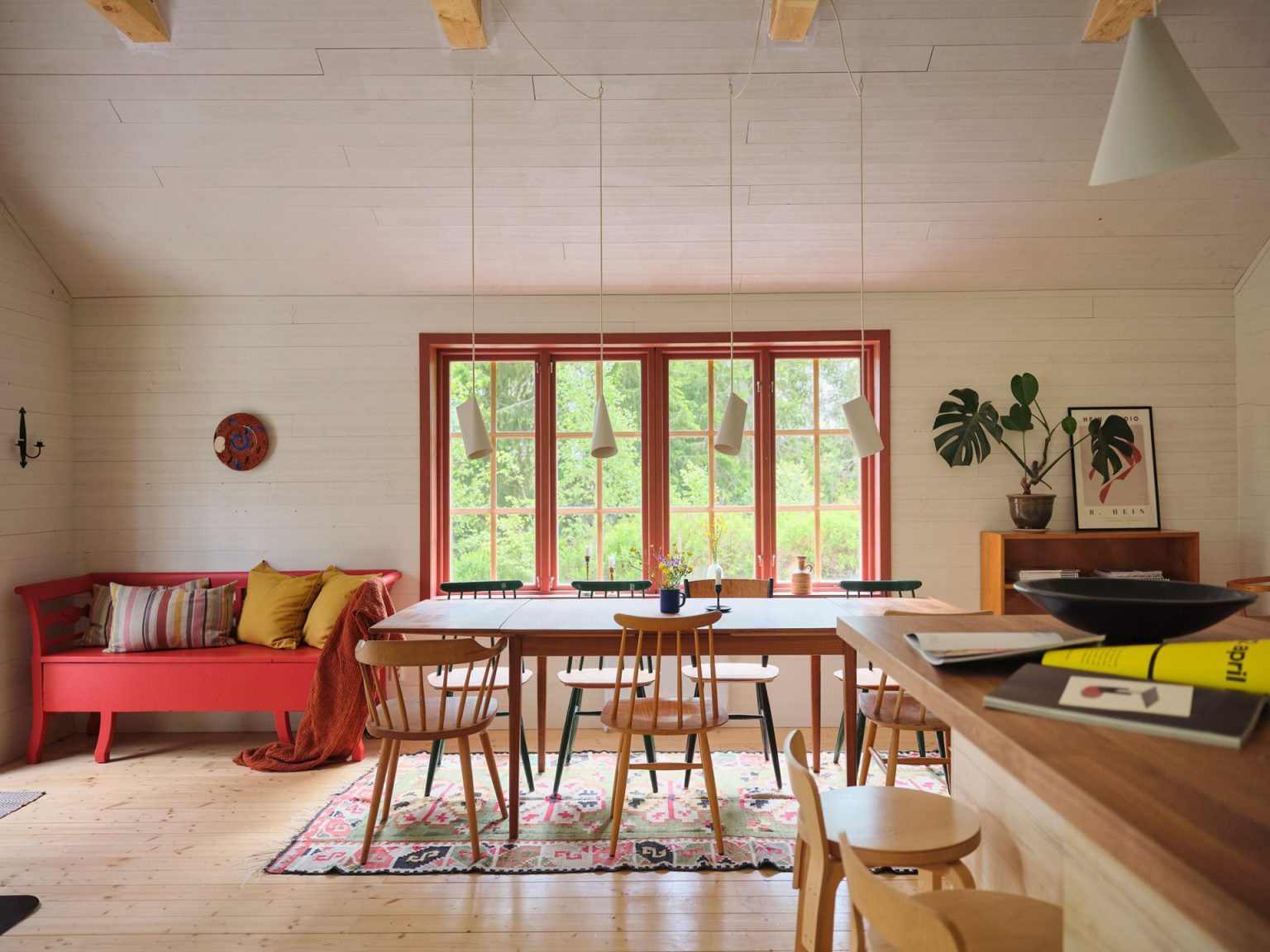 cuisine ouvertet et salon décoration scandinave maison rouge en bois Suède