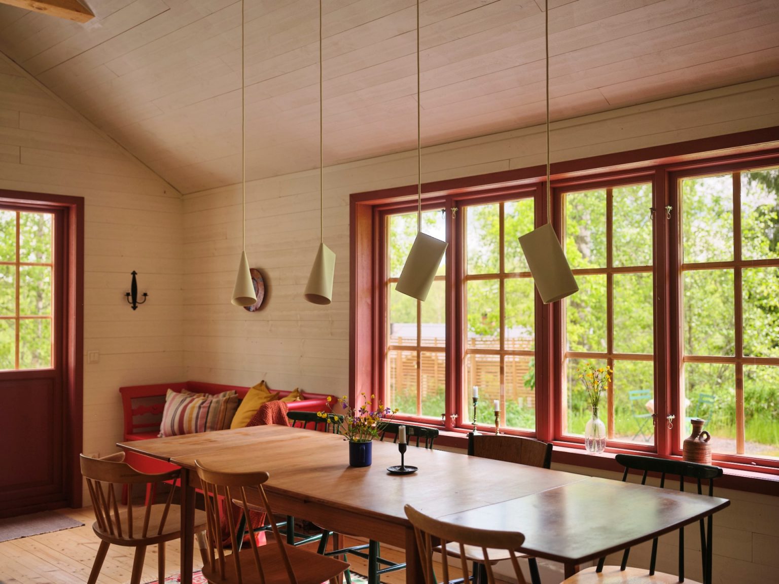 salle à manger décoration scandinave maison rouge en bois Suède