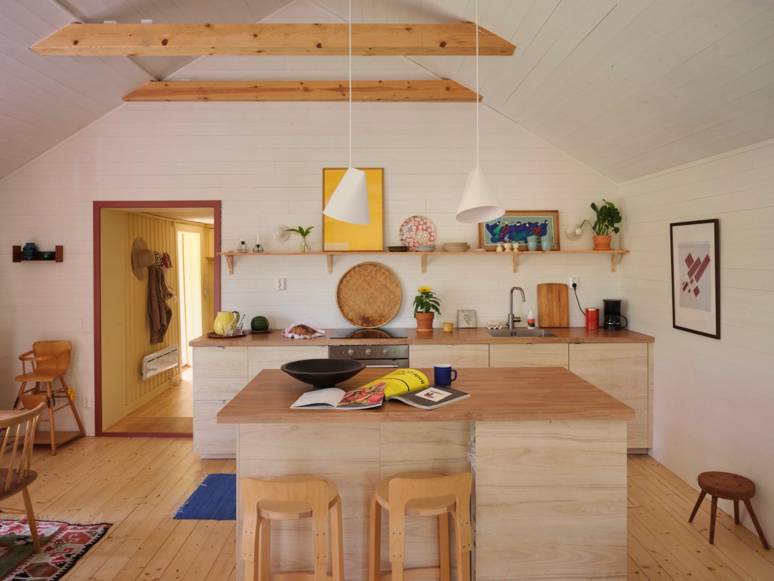 cuisine ouvertet sur salon décoration scandinave maison rouge en bois Suède