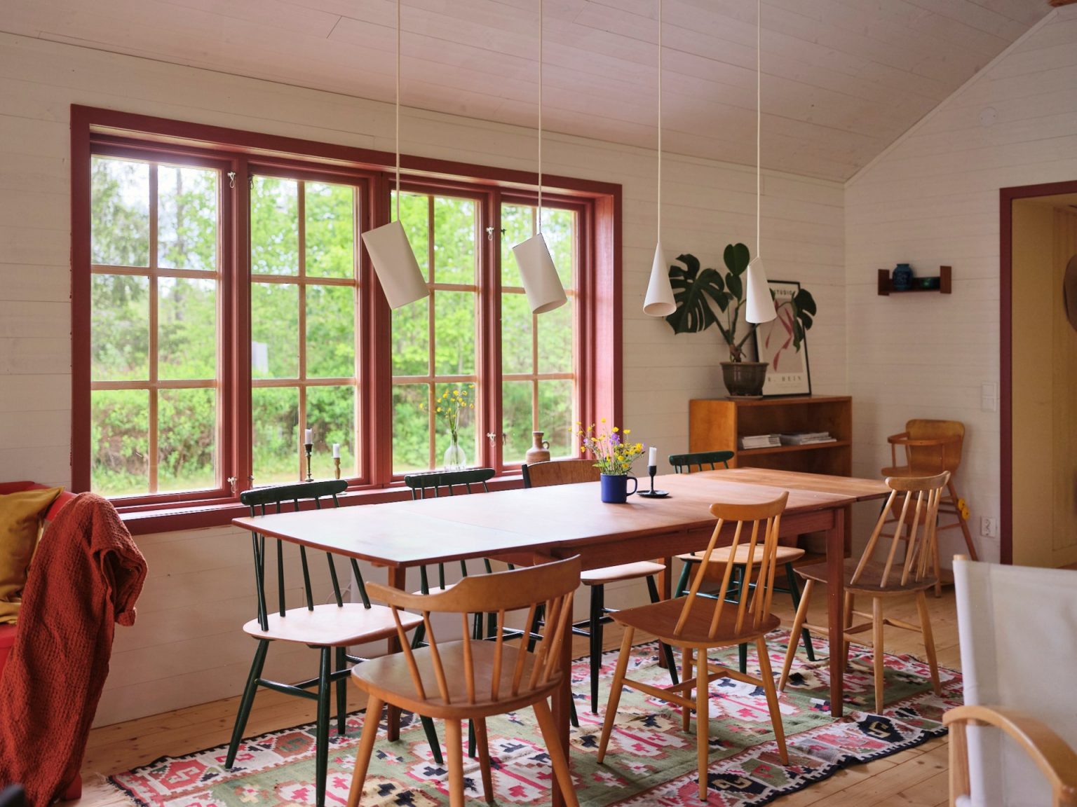 salle à manger décoration scandinave maison rouge en bois Suède
