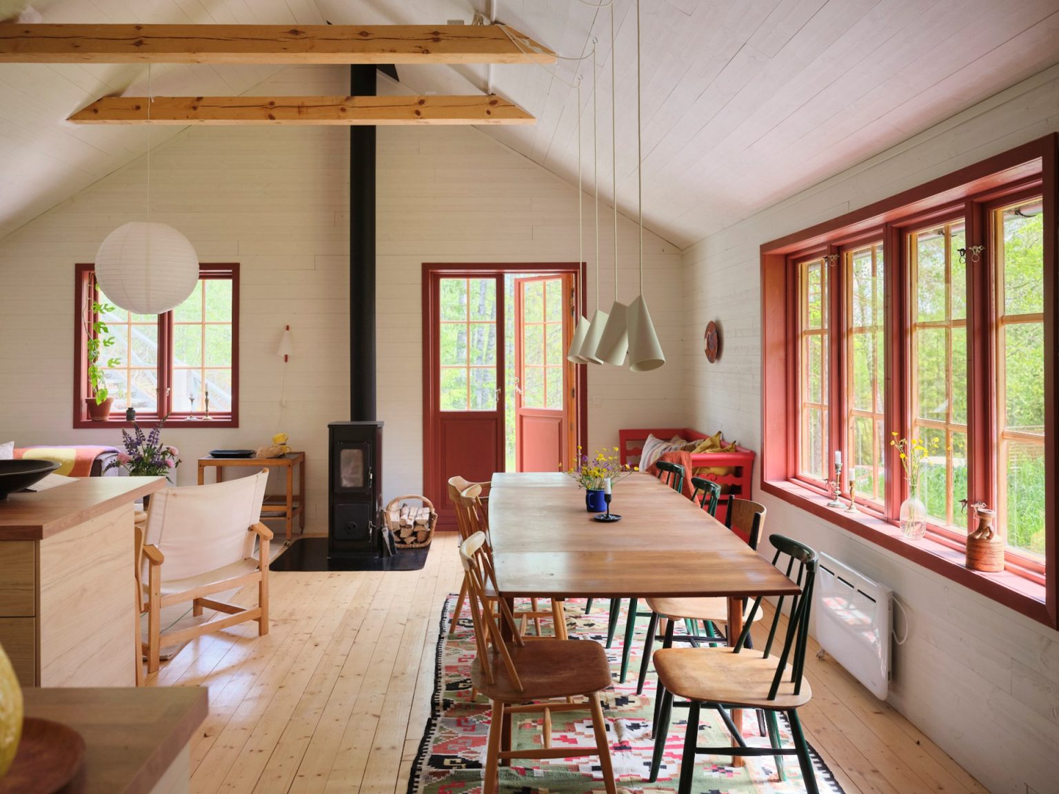 cuisine ouvertet et salon décoration scandinave maison rouge en bois Suède