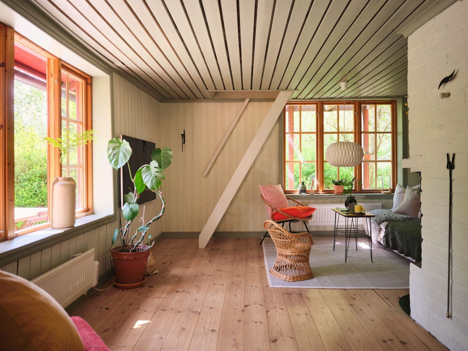 salon décoration scandinave maison rouge en bois Suède