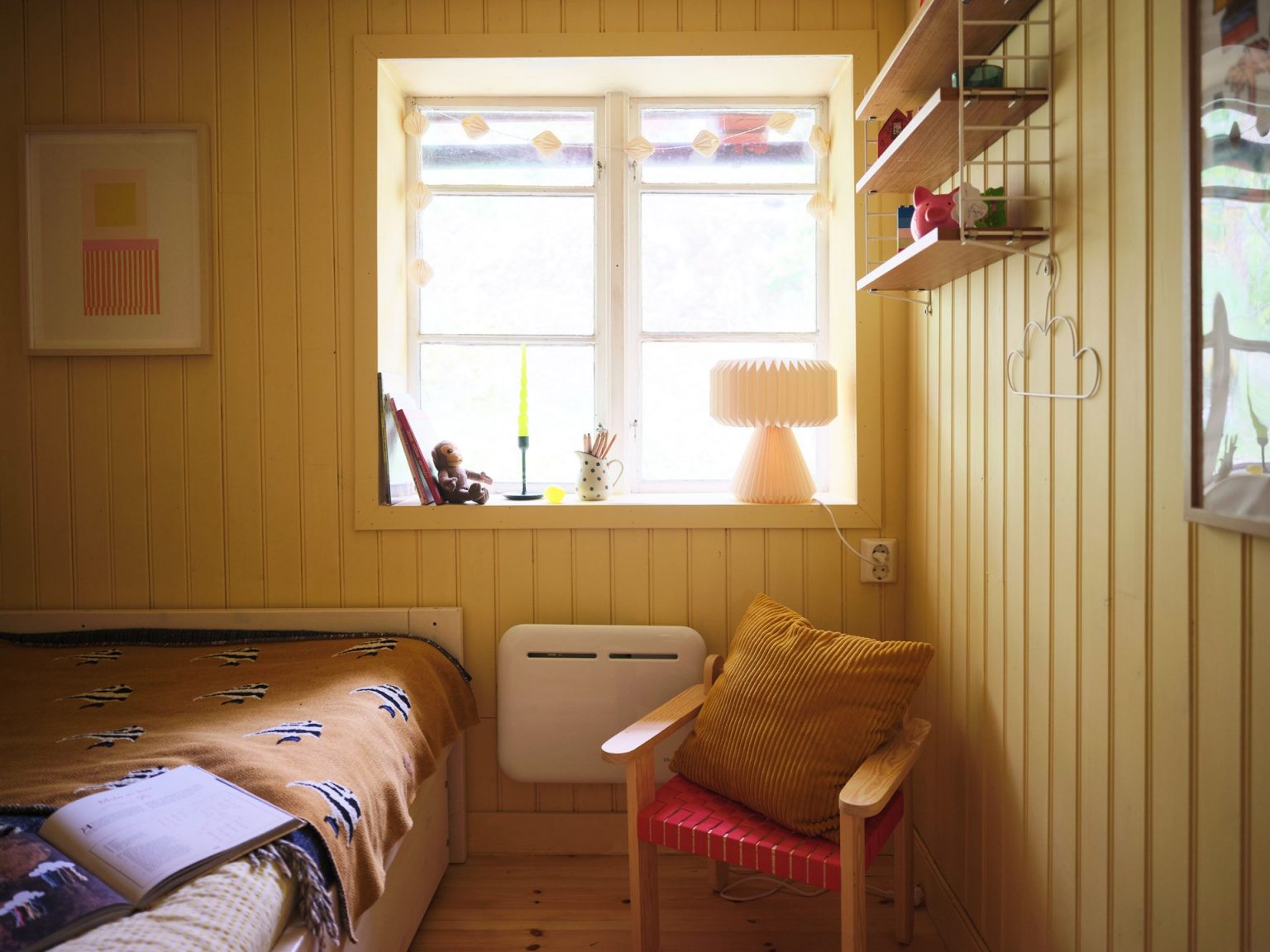 chambre murs bois jaune décoration scandinave
