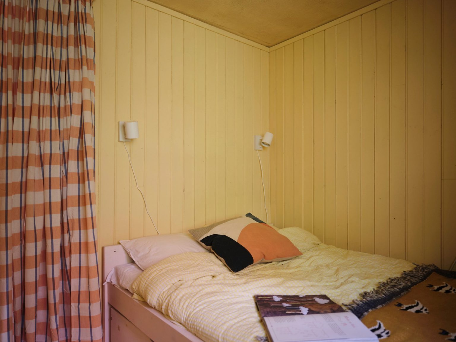 chambre murs bois jaune décoration scandinave