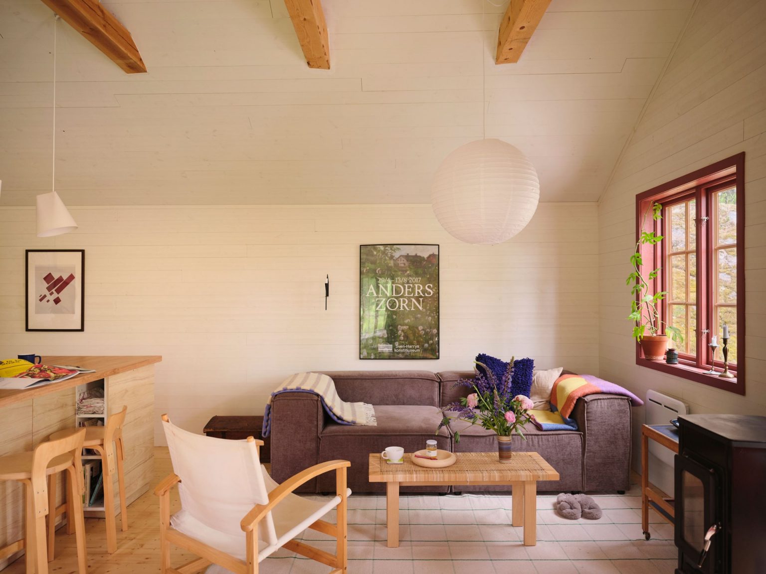 cuisine ouvertet et salon décoration scandinave maison rouge en bois Suède