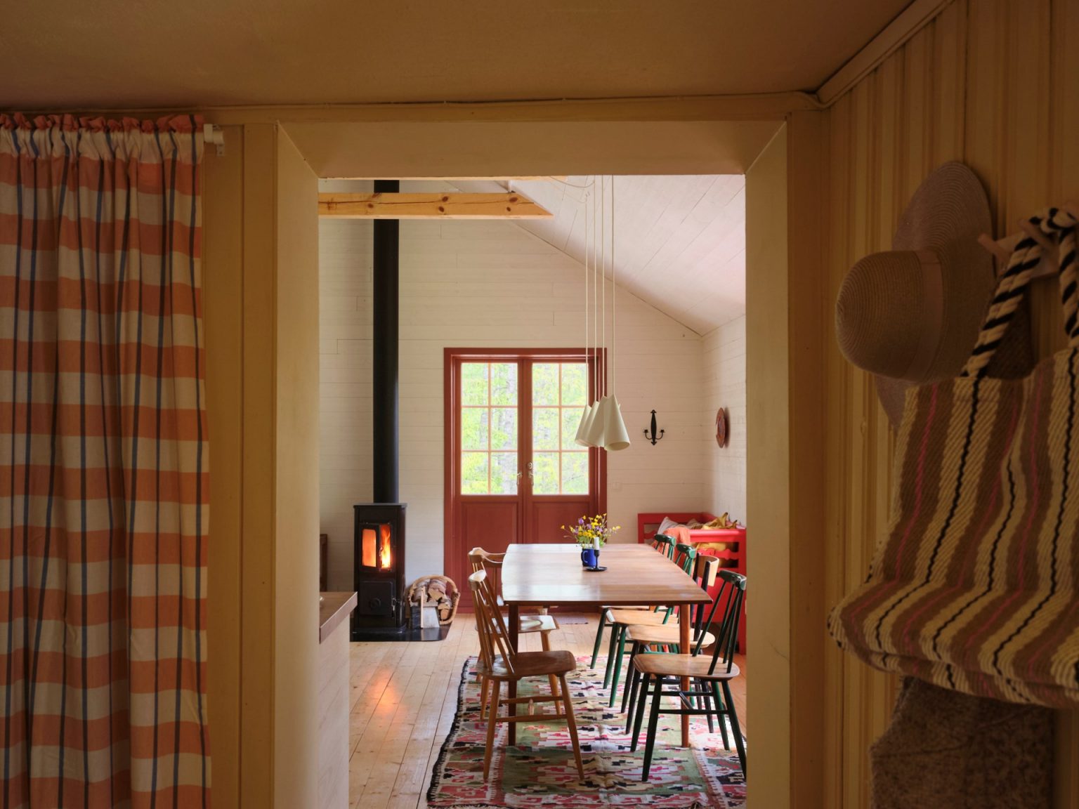 entrée décoration scandinave maison rouge en bois Suède