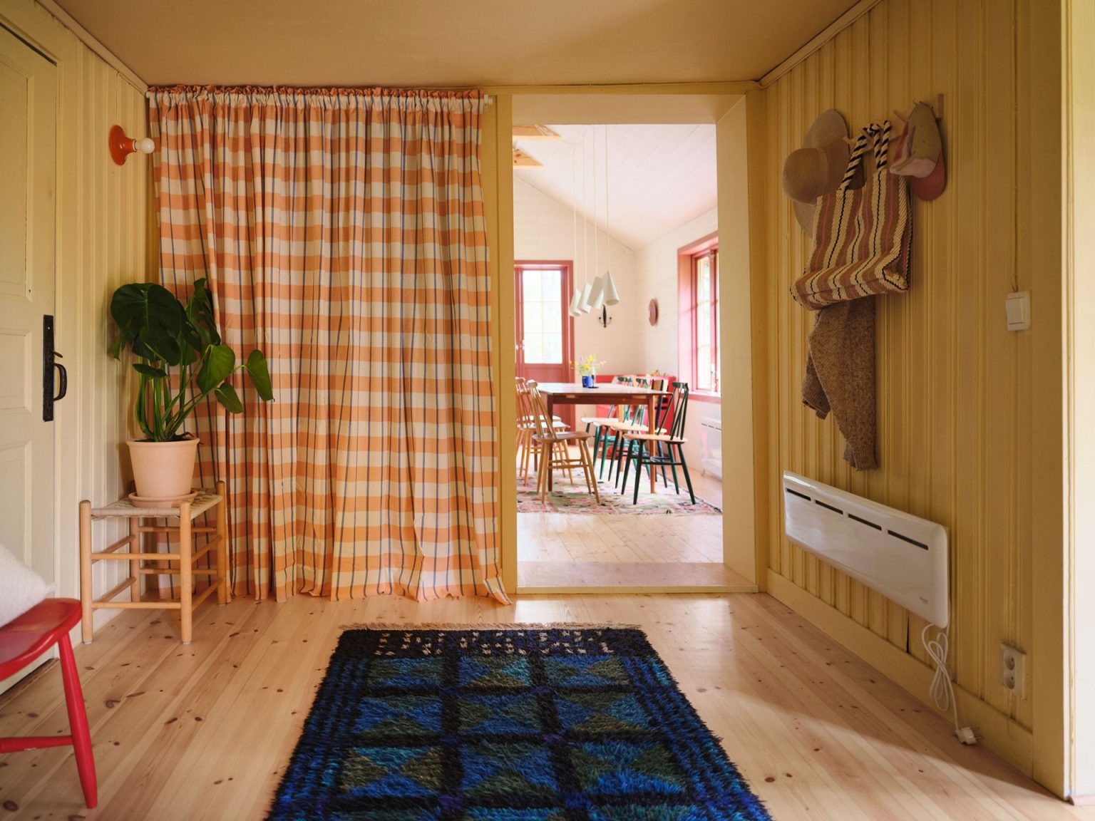 entrée décoration scandinave maison rouge en bois Suède