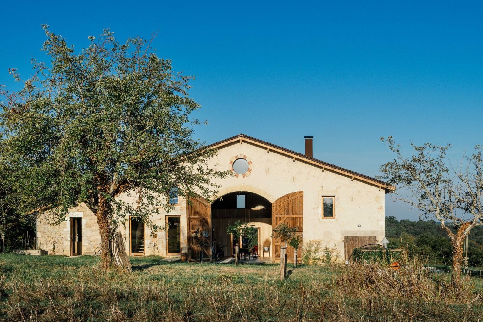 maison typique du sud-ouest de la France rénovée en style contemporain