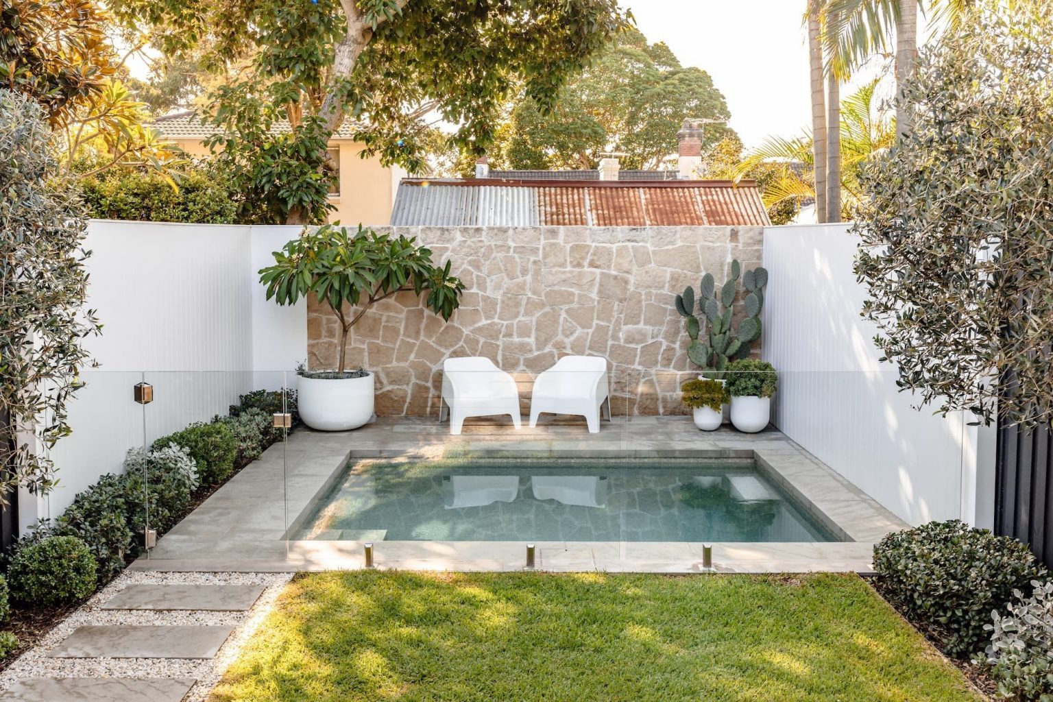 mini piscine dans petit jardin de ville