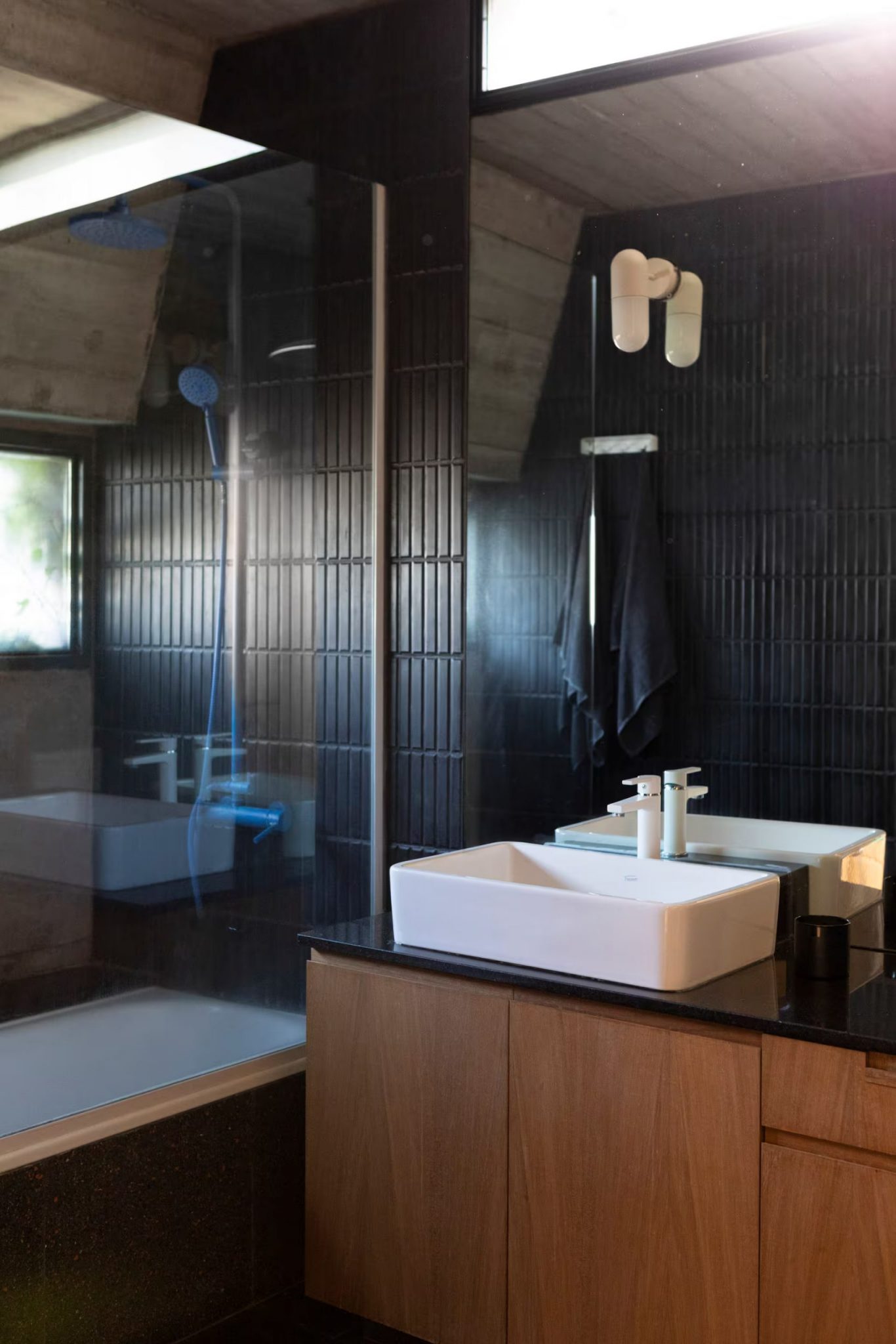 salle de bain design carrelage noir meubles bois