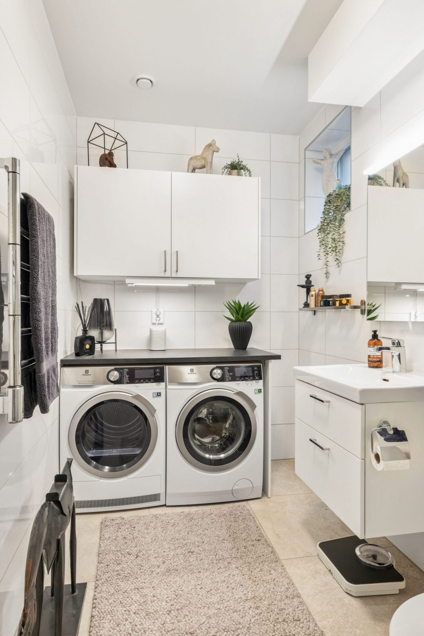 espace buanderie dans salle de bain blanche studio 35m2