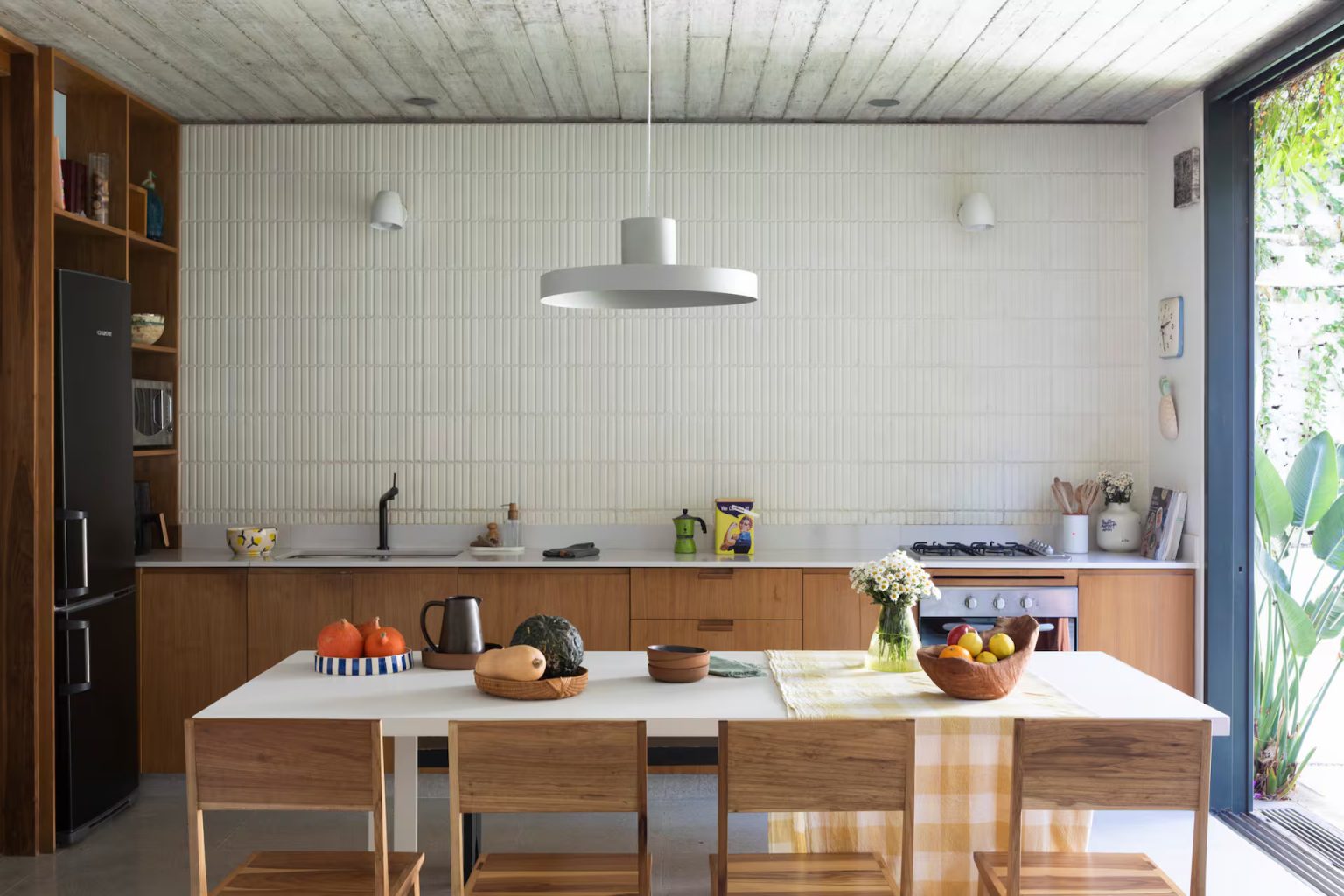 cuisine bois et béton maison de ville conçue par une architecte