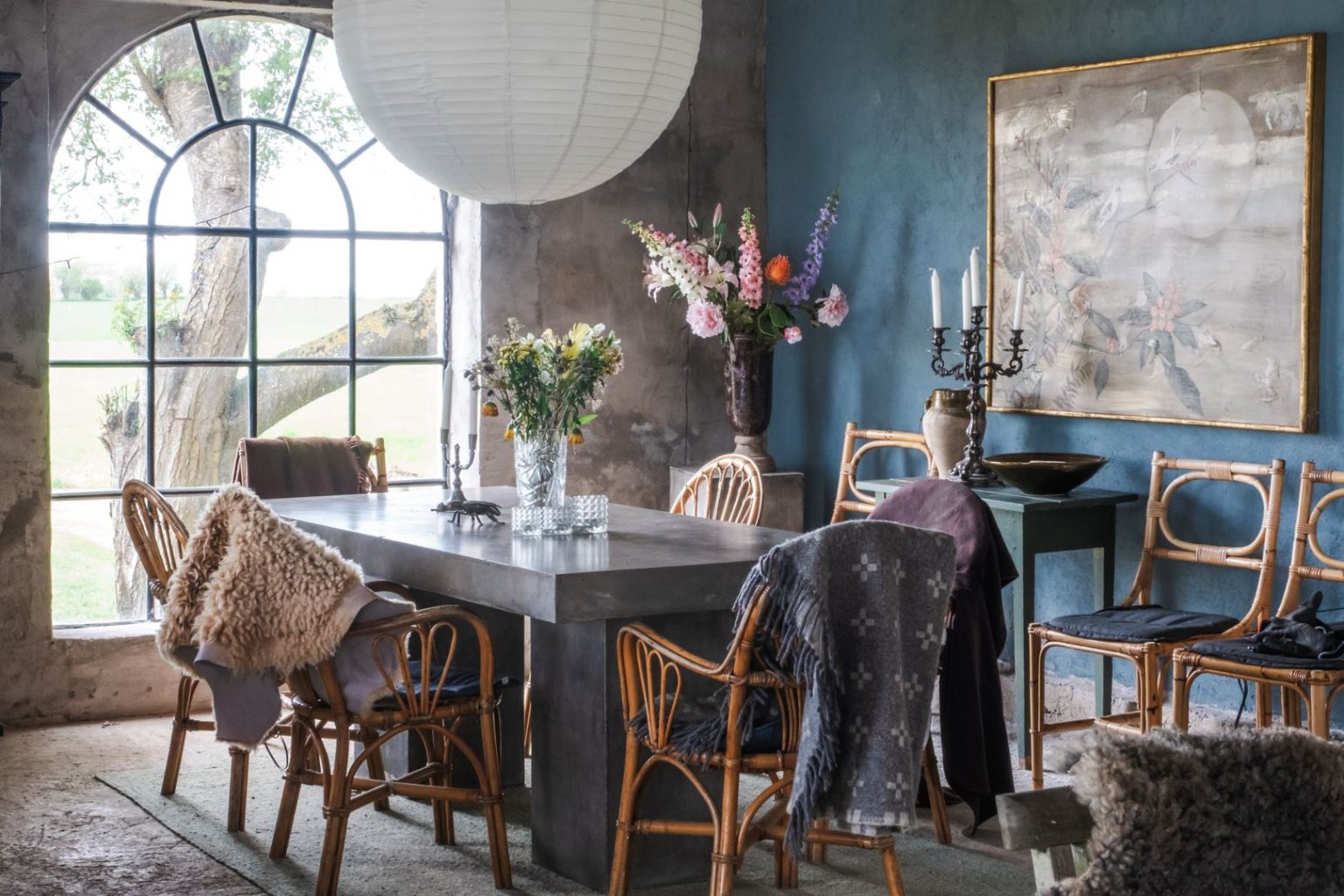 salle à manger murs enduits bleus fenêtre cintrée décoration scandinave