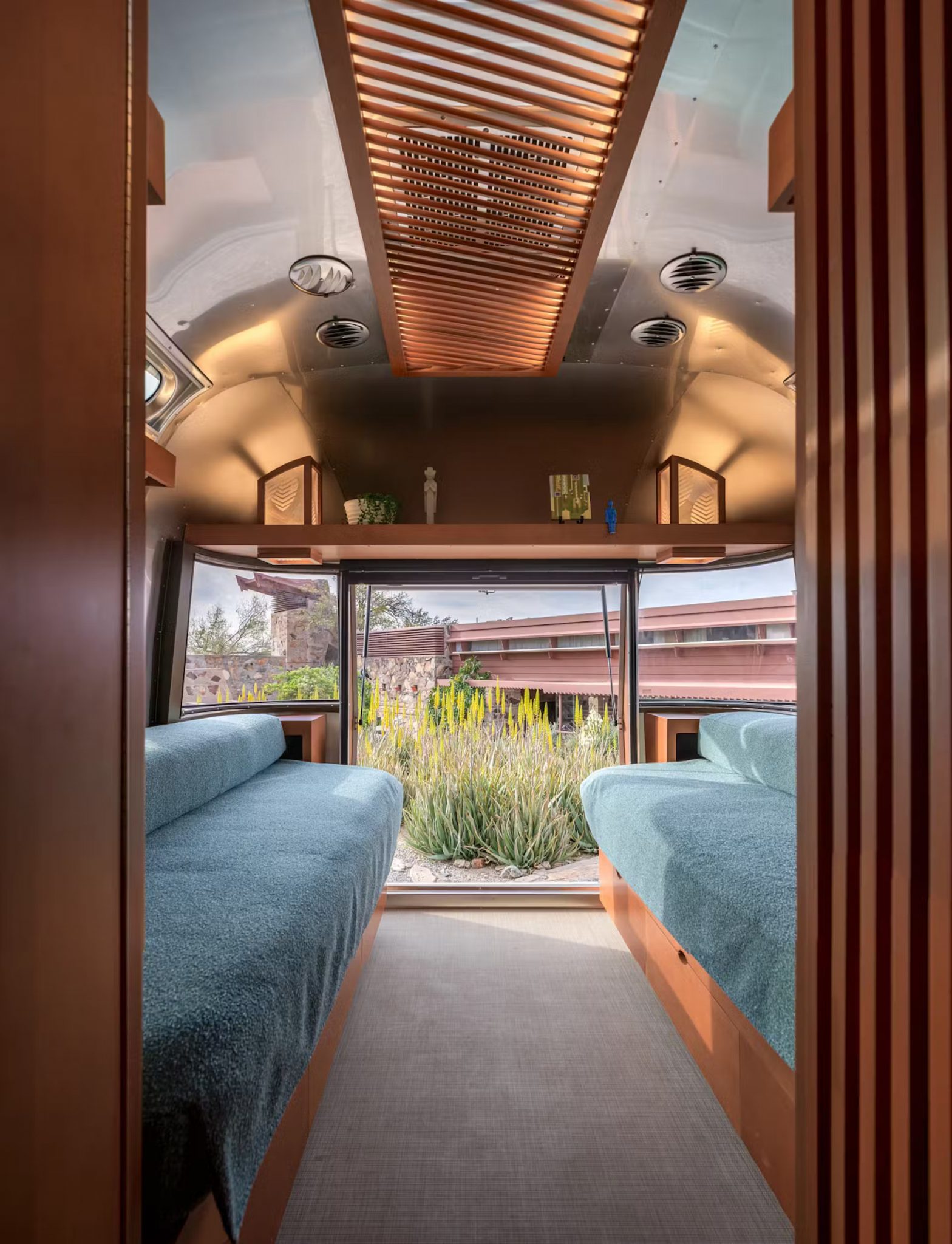 intérieur caravane Airstream collaboration Frank Lloyd Wright Foundation