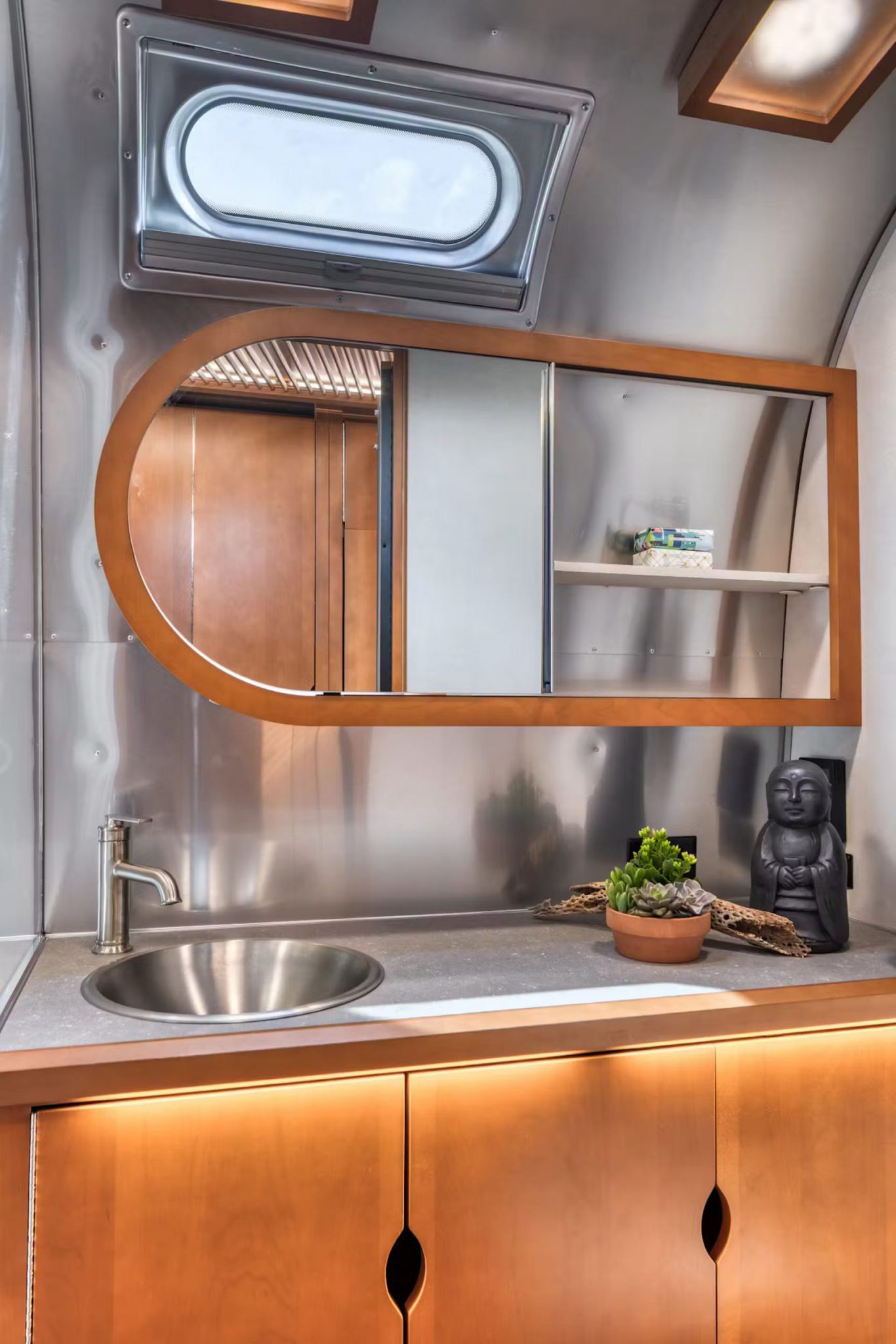 intérieur caravane Airstream collaboration Frank Lloyd Wright Foundation
