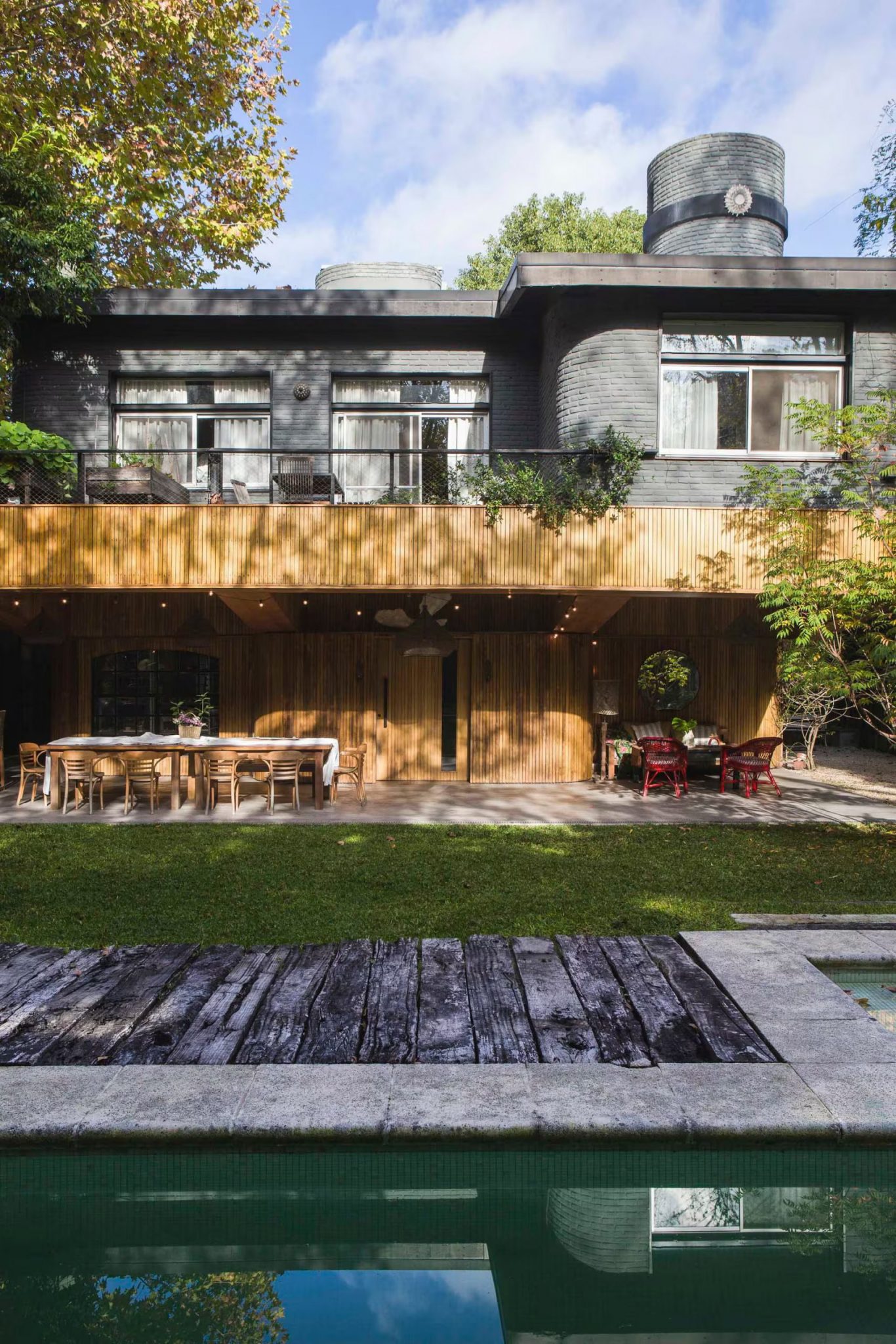 maison béton et bois style brutaliste avec piscine